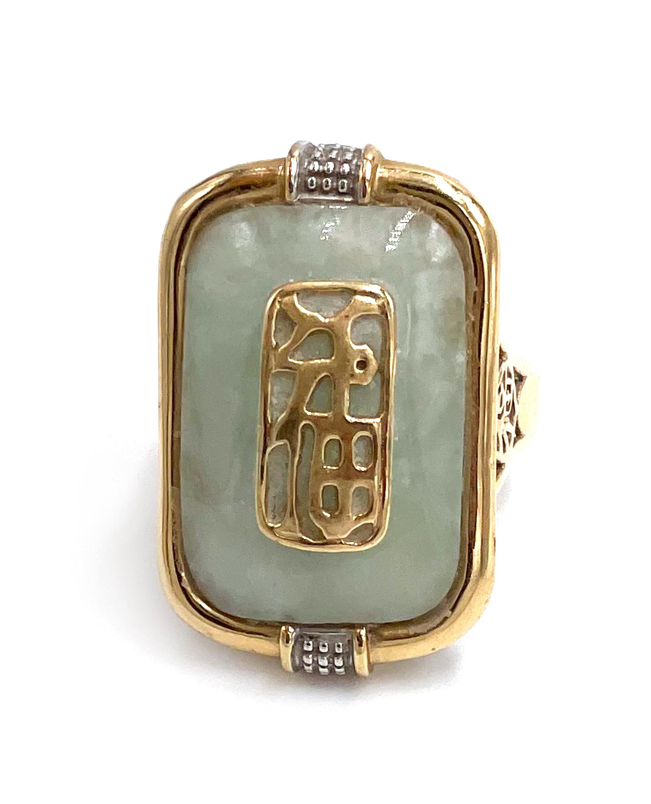 Anello usato in oro giallo 14 carati con simboli cinesi di buona fortuna e giada verde chiaro In condizioni buone in vendita a Old Tappan, NJ