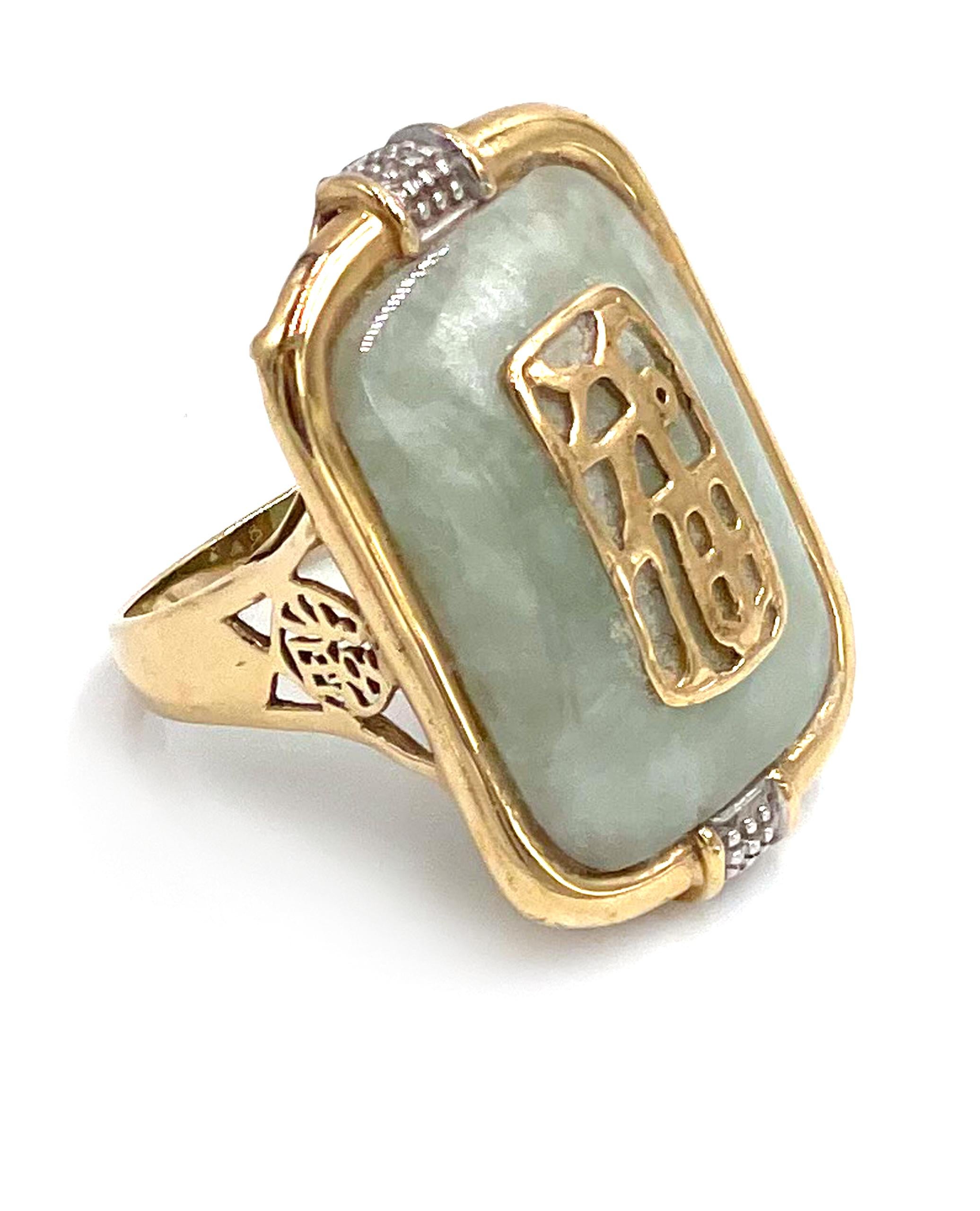 Anello usato in oro giallo 14 carati con simboli cinesi di buona fortuna e giada verde chiaro in vendita 1