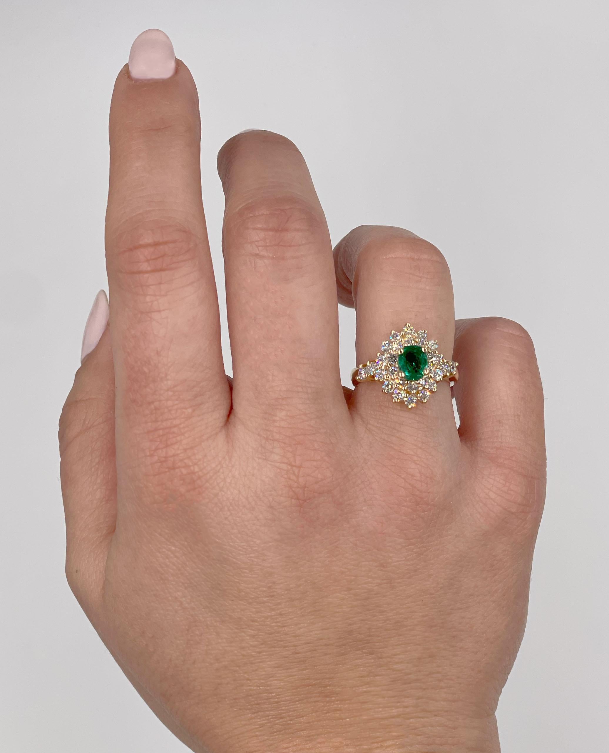 Preowned Ring aus 14 Karat Gelbgold mit Smaragd und Diamant im Zustand „Gut“ im Angebot in Old Tappan, NJ