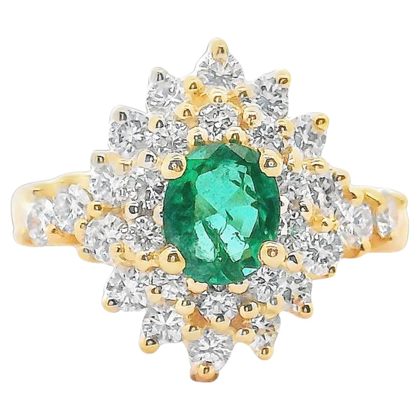 Preowned Ring aus 14 Karat Gelbgold mit Smaragd und Diamant im Angebot