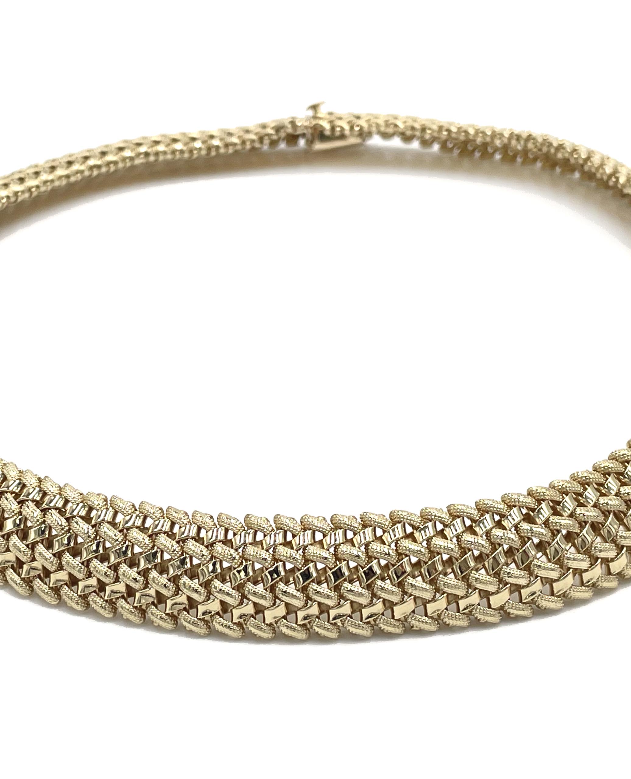 Gebrauchte 14K Gelbgold breite gewebte Halskette mit mattem und hochglanzpoliertem Finish. 

* Ungefähr 14 mm breit.
* Länge: 17 Zoll.
* Gewicht: 74 Gramm.
* Achter Sicherheitsverschluss.