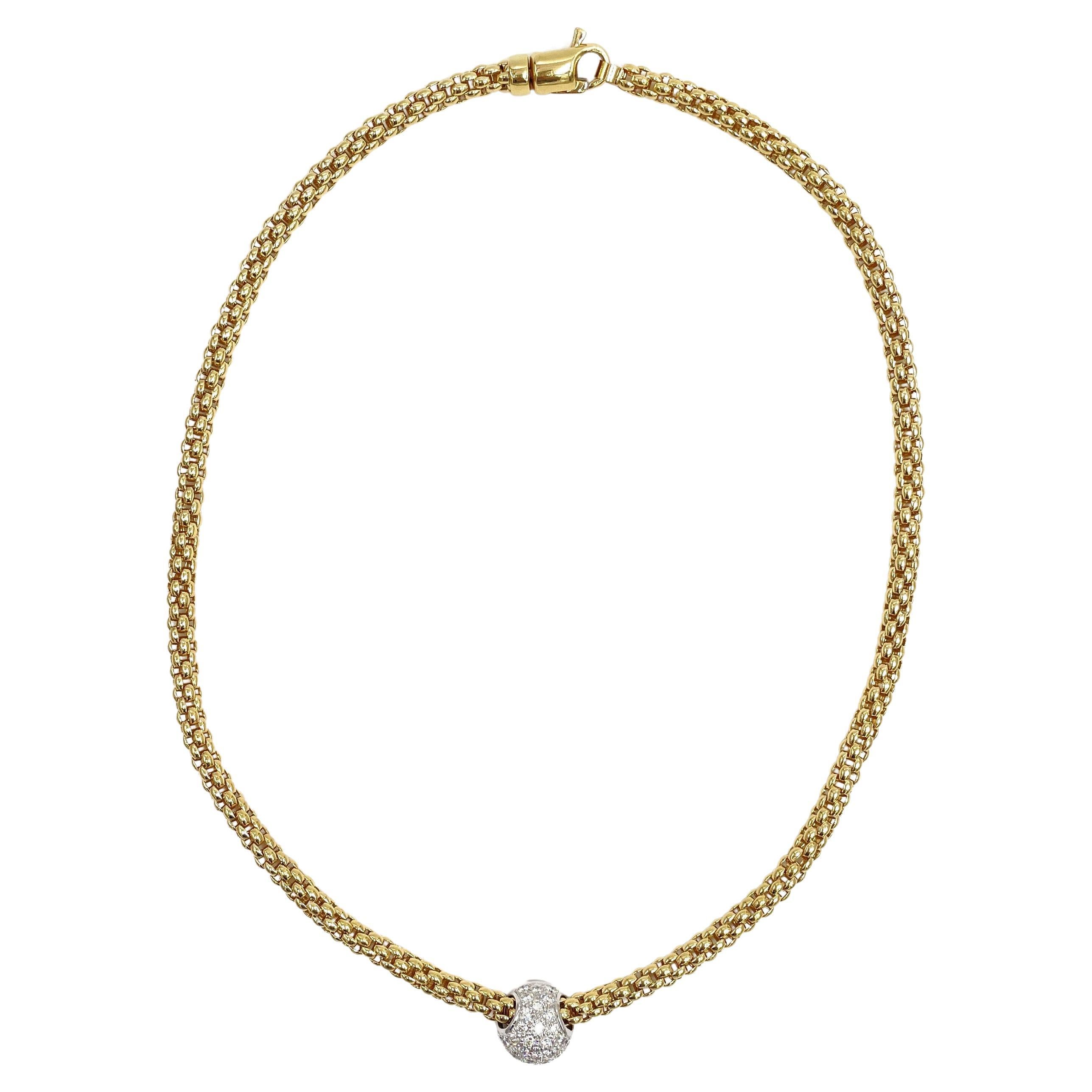 Preowned 18K Gelbgold 4,5 mm breit, offen abgerundet Box Halskette.  Die Halskette besteht aus einem runden, verschiebbaren Anhänger aus 18 Karat Weißgold, der mit 30 runden, gepflasterten Diamanten von insgesamt 0,77 Karat besetzt ist. 

* 15,5