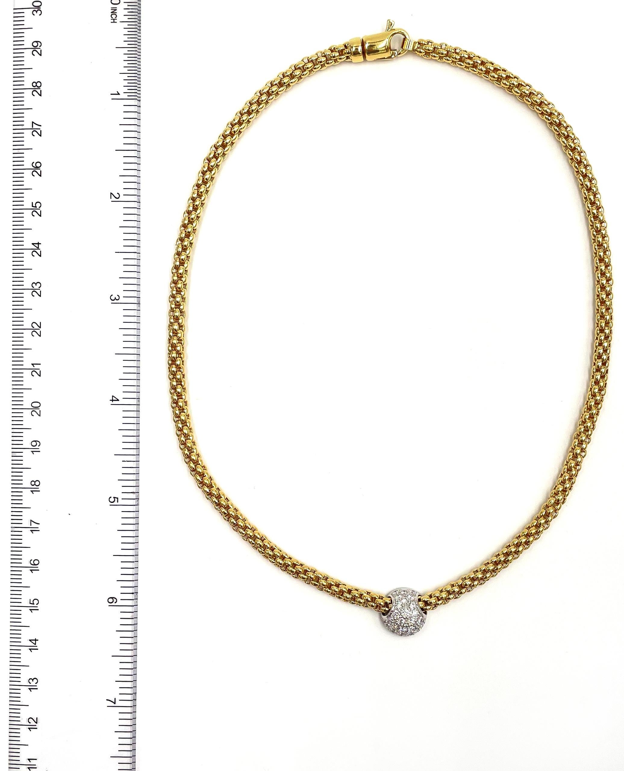 Preowned 18K Gold Choker-Halskette mit rundem Diamant-Anhänger in Pavé-Fassung (Zeitgenössisch)