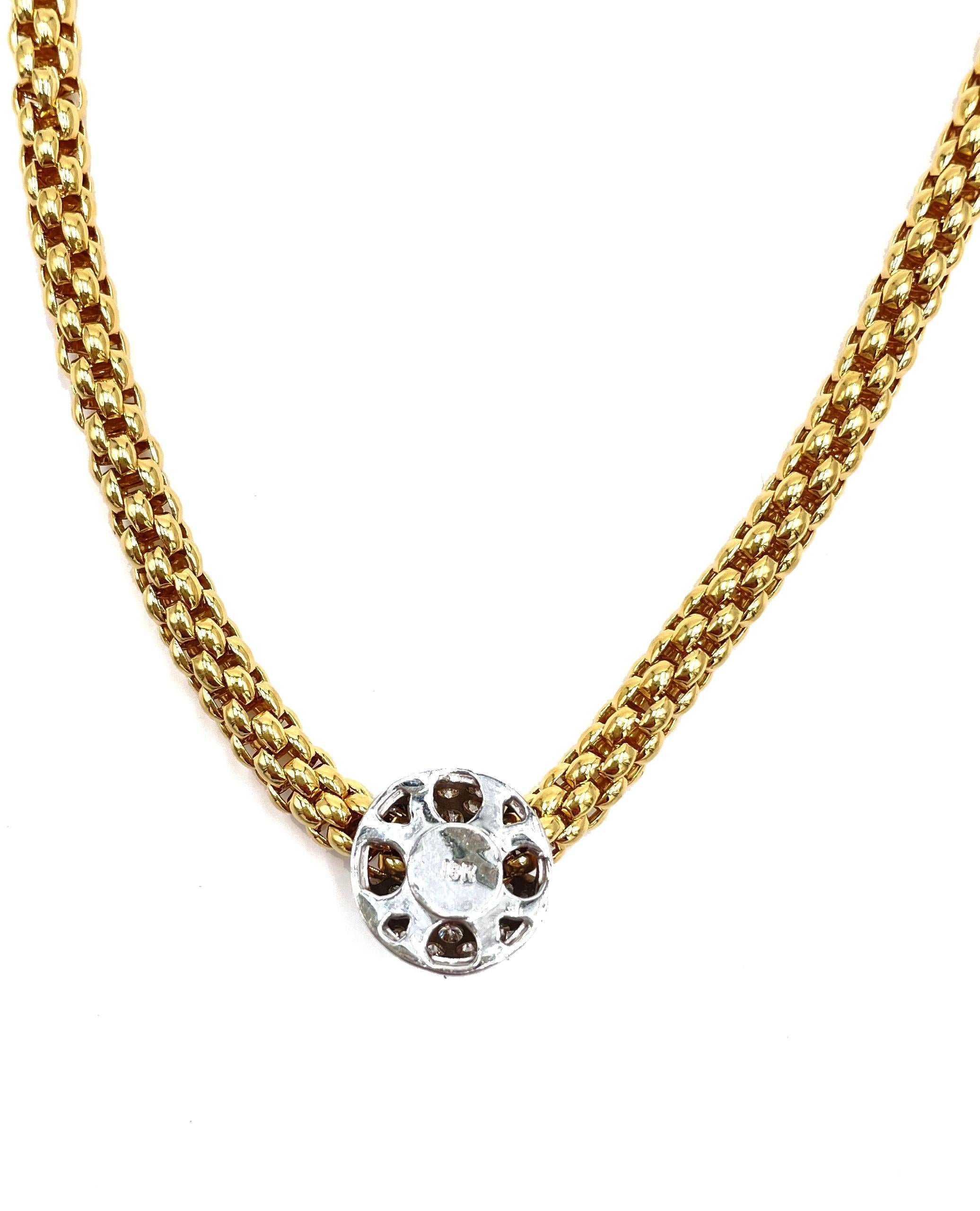 Preowned 18K Gold Choker-Halskette mit rundem Diamant-Anhänger in Pavé-Fassung im Zustand „Hervorragend“ in Old Tappan, NJ