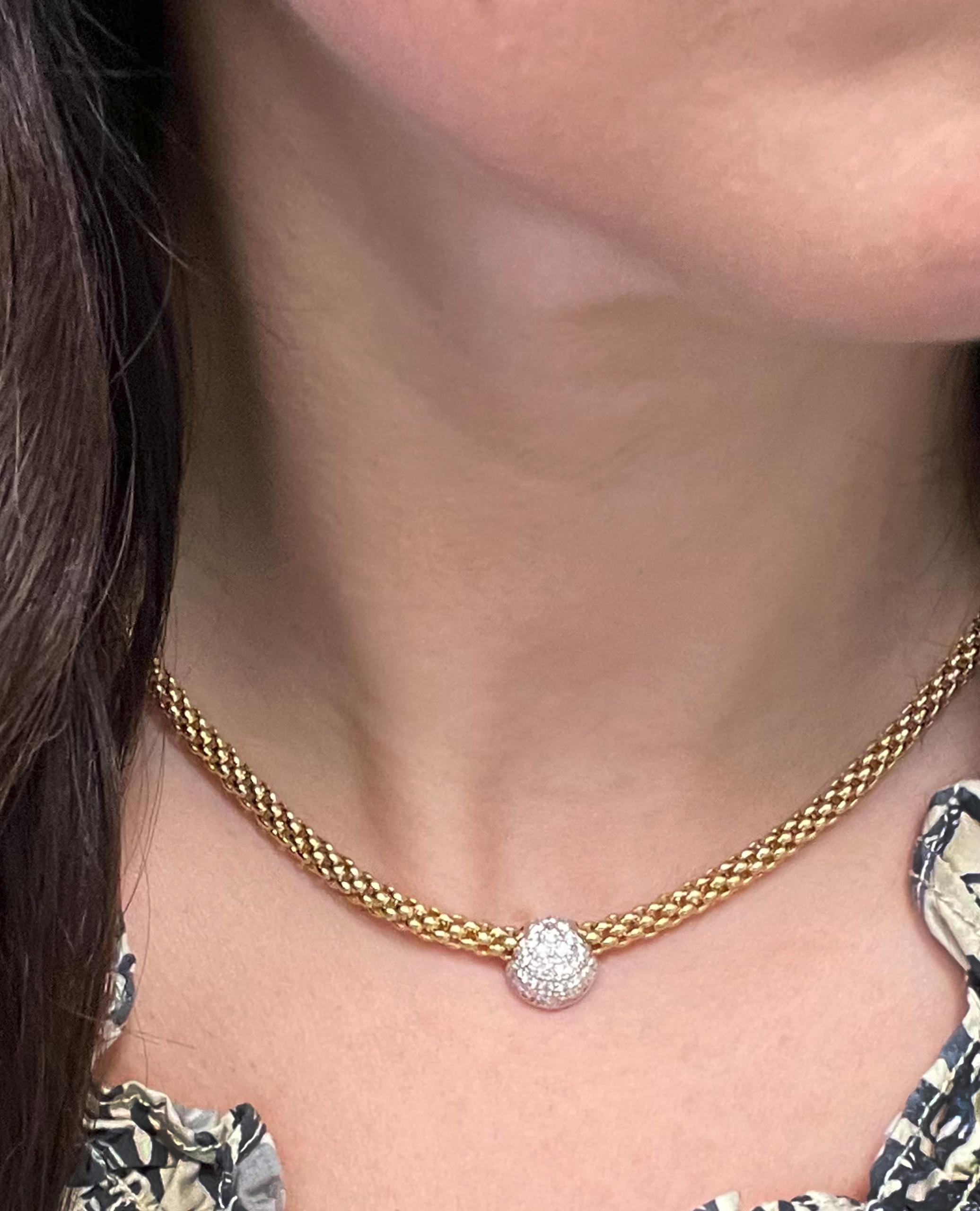 Preowned 18K Gold Choker-Halskette mit rundem Diamant-Anhänger in Pavé-Fassung Damen