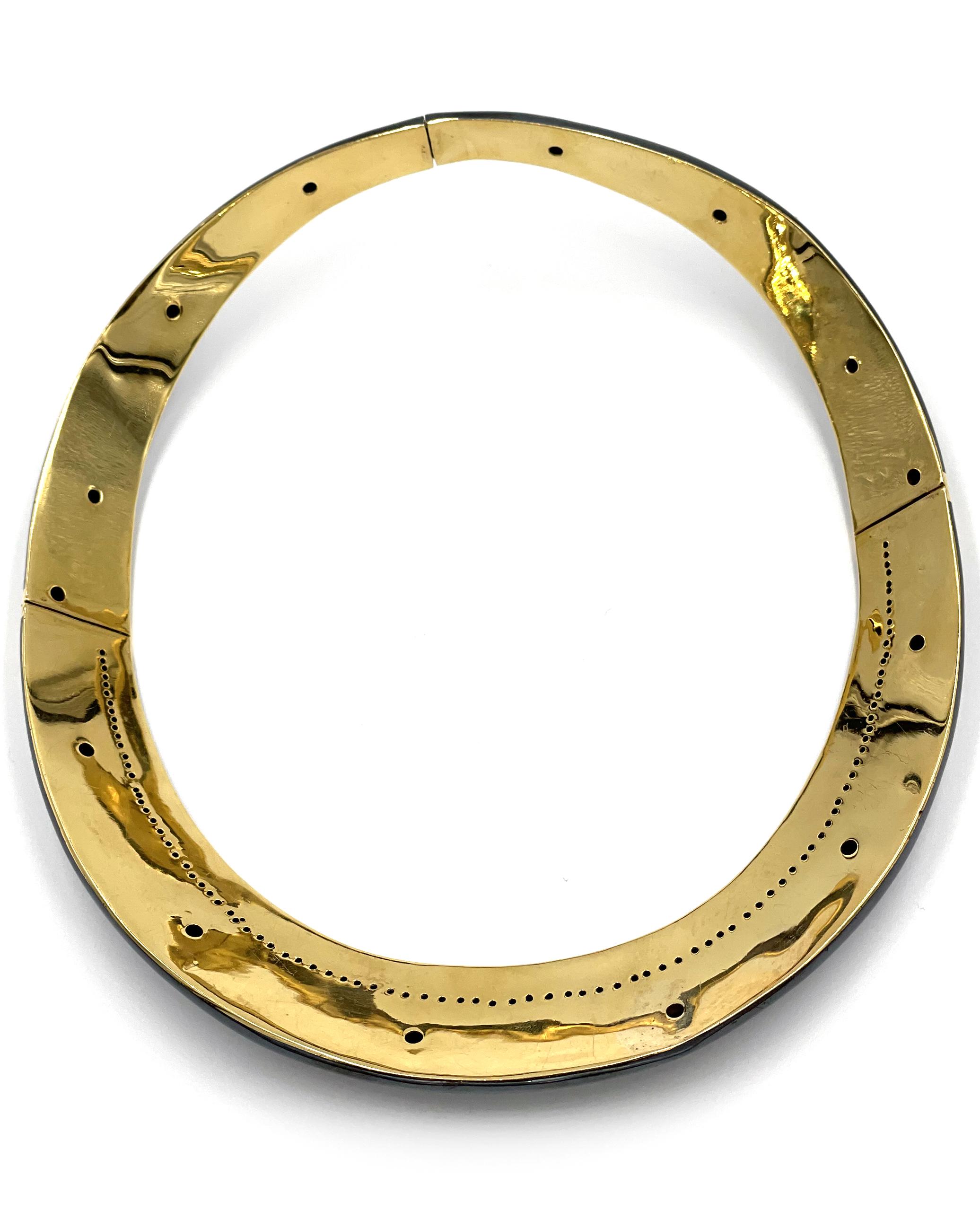 Collana con collare in oro giallo 18 carati, smalto nero e diamanti, di proprietà. in vendita 2