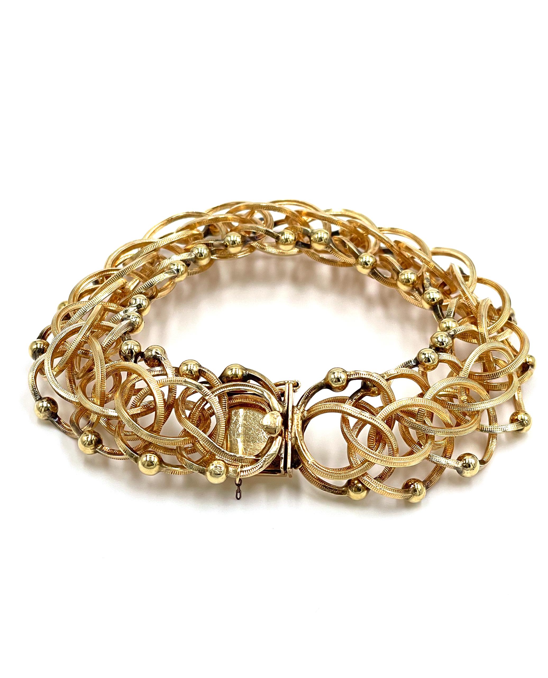 Preowned Jahrgang 14K Gelbgold Charme Armband circa 1960er Jahren.  Das gewebte Armband ist ca. 0,75 Zoll breit (22 mm) und 8 Zoll lang.  Das Armband ist in gutem Zustand, ohne Risse und mit einer funktionierenden Schließe. Auf Wunsch kann er