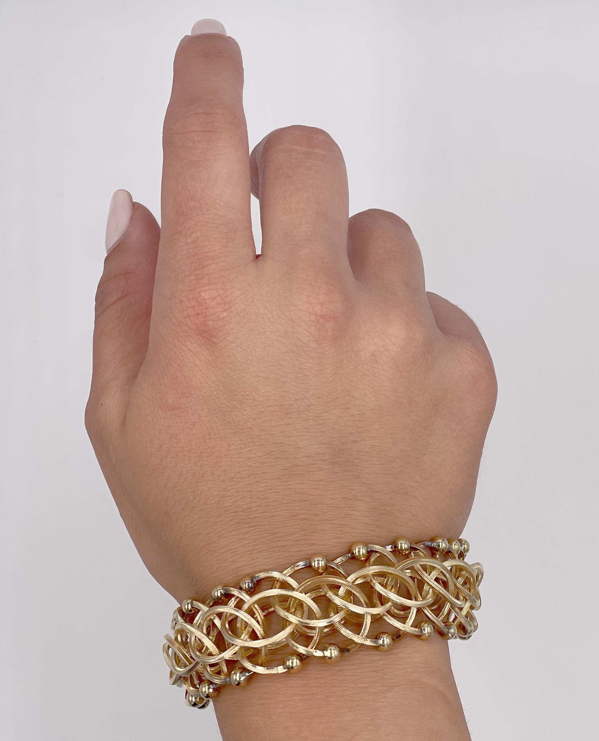 Breites Vintage 14K Gelbgold-Charm-Armband aus Vorbesitz, 1960er Jahre im Zustand „Gut“ in Old Tappan, NJ