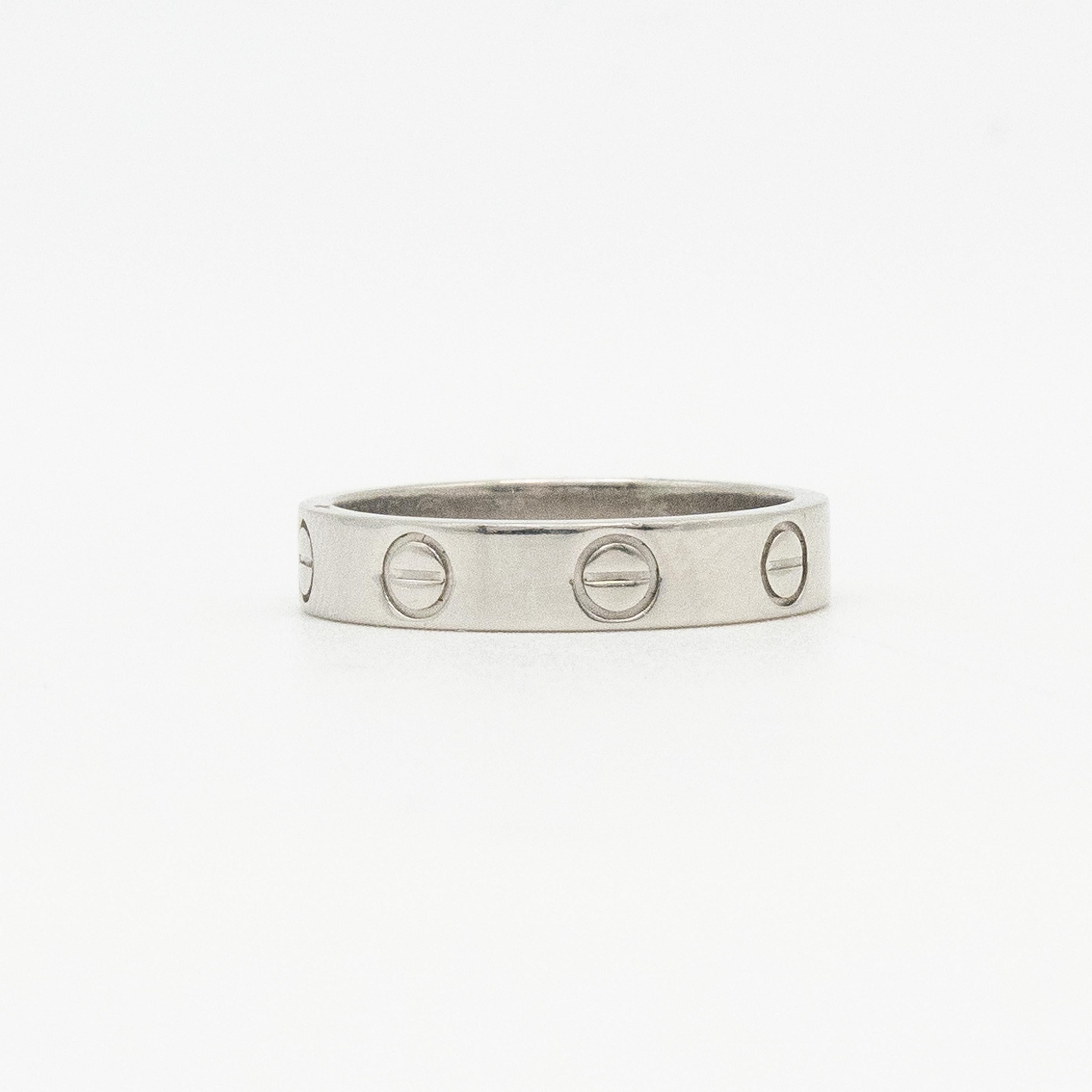 Raro anello LOVE di Cartier in platino con certificato Cartier

Misura dell'anello: 49 (~US 5)

Peso lordo approssimativo: 4,90 grammi

Larghezza della banda: 3.5 mm

Punzoni: © Cartier PT950, 49, 750, Numero di Serie

