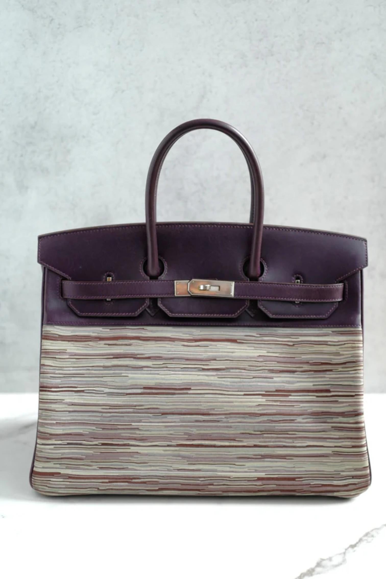 Le Birkin 35 Vibrato d'Hermès en Raisin est une remarquable déclaration de savoir-faire et d'artisanat. Cette pièce exquise présente une combinaison rare de cuir Swift lisse dans un coloris Raisin profond avec la construction Vibrato unique d'Hermès