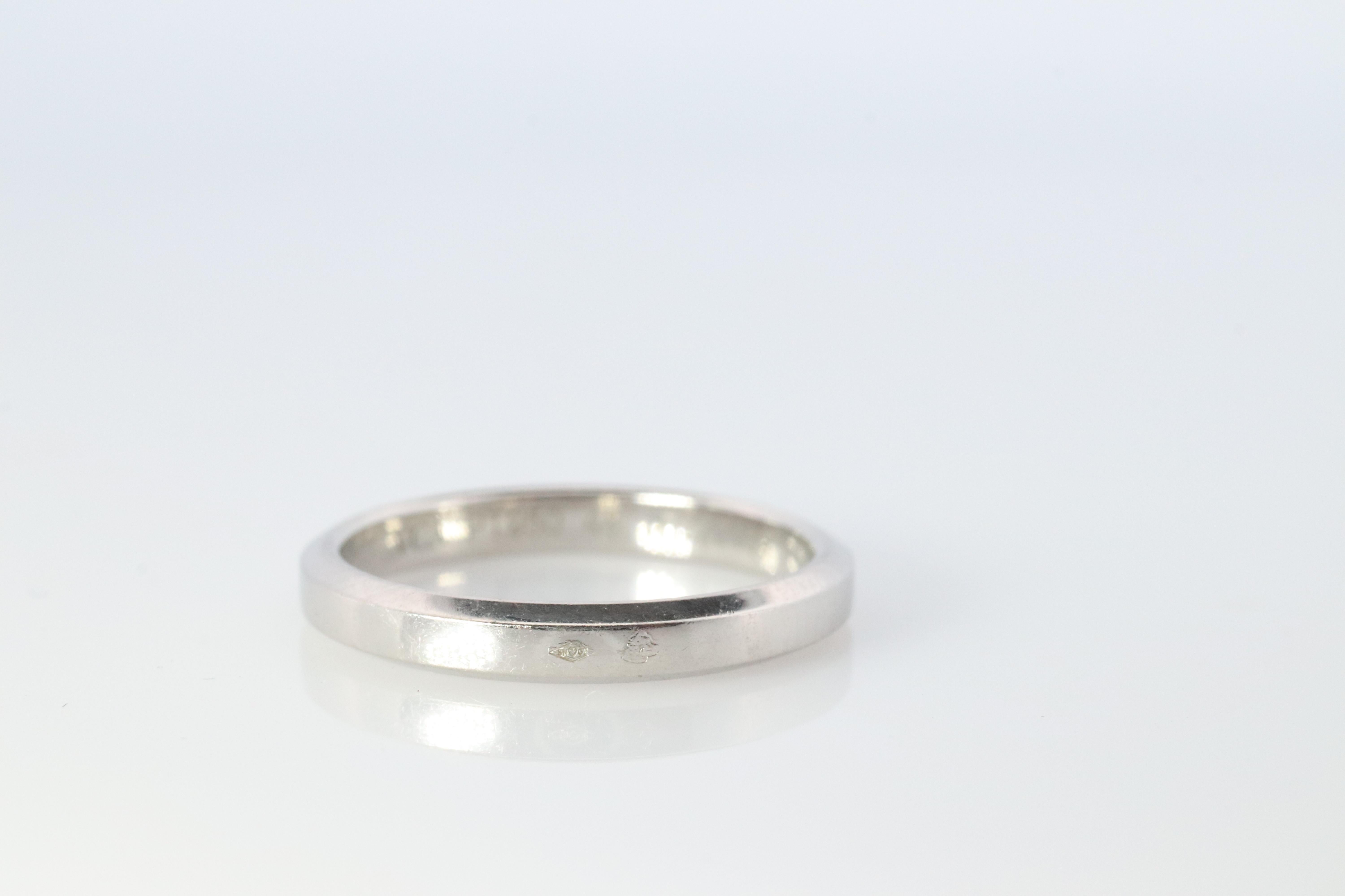 Rare Van Cleef Arpels Wedding Band

Tendrement Collection

Platinum PT 950 Comfort Fit

Condition: Good condition.

Details:

Size 4.5
2.5mm wide
3.2grams