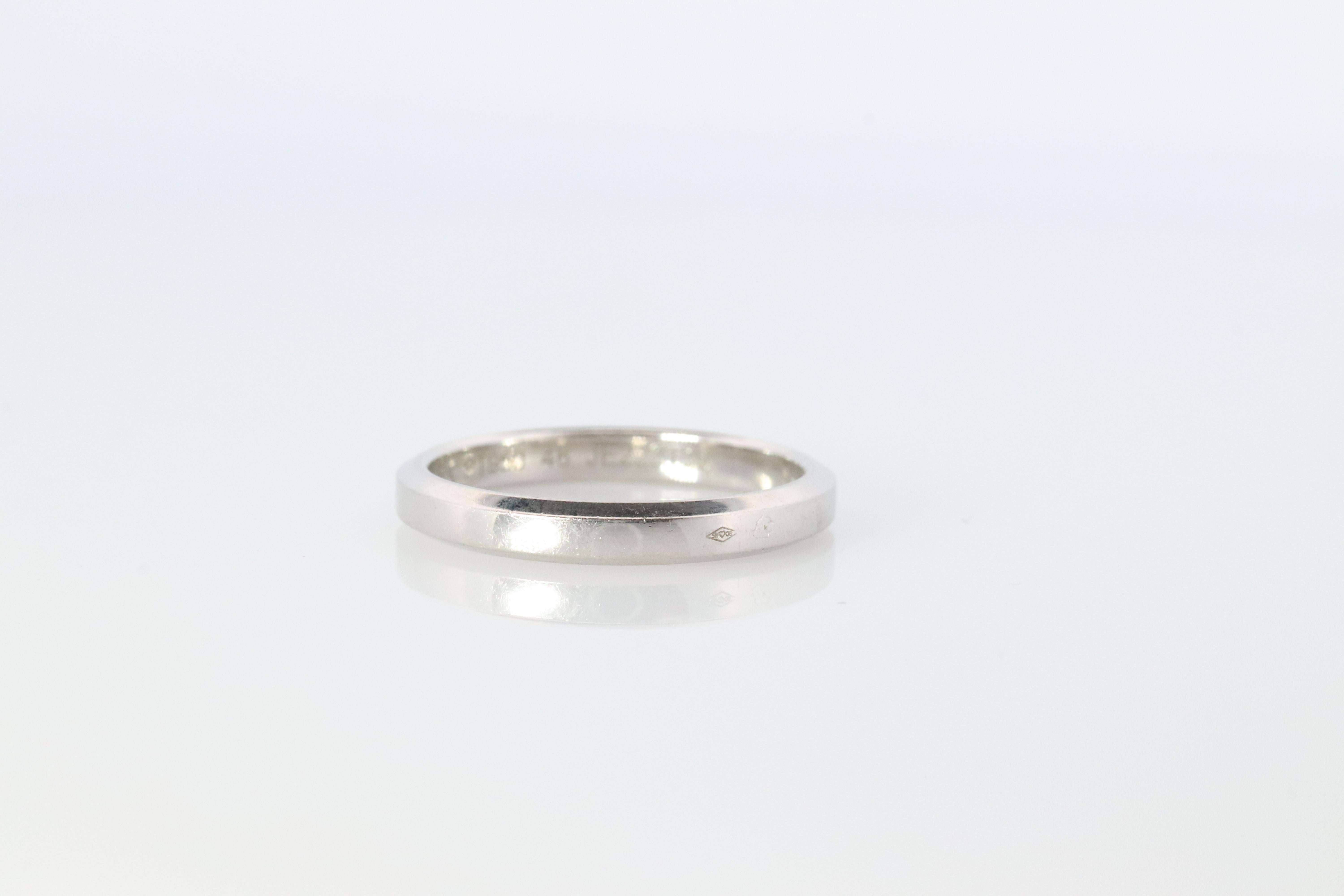 Modern Preowned Van Cleef Arpels band. Genuine VCA PT950 Platinum Tendrement ring. For Sale