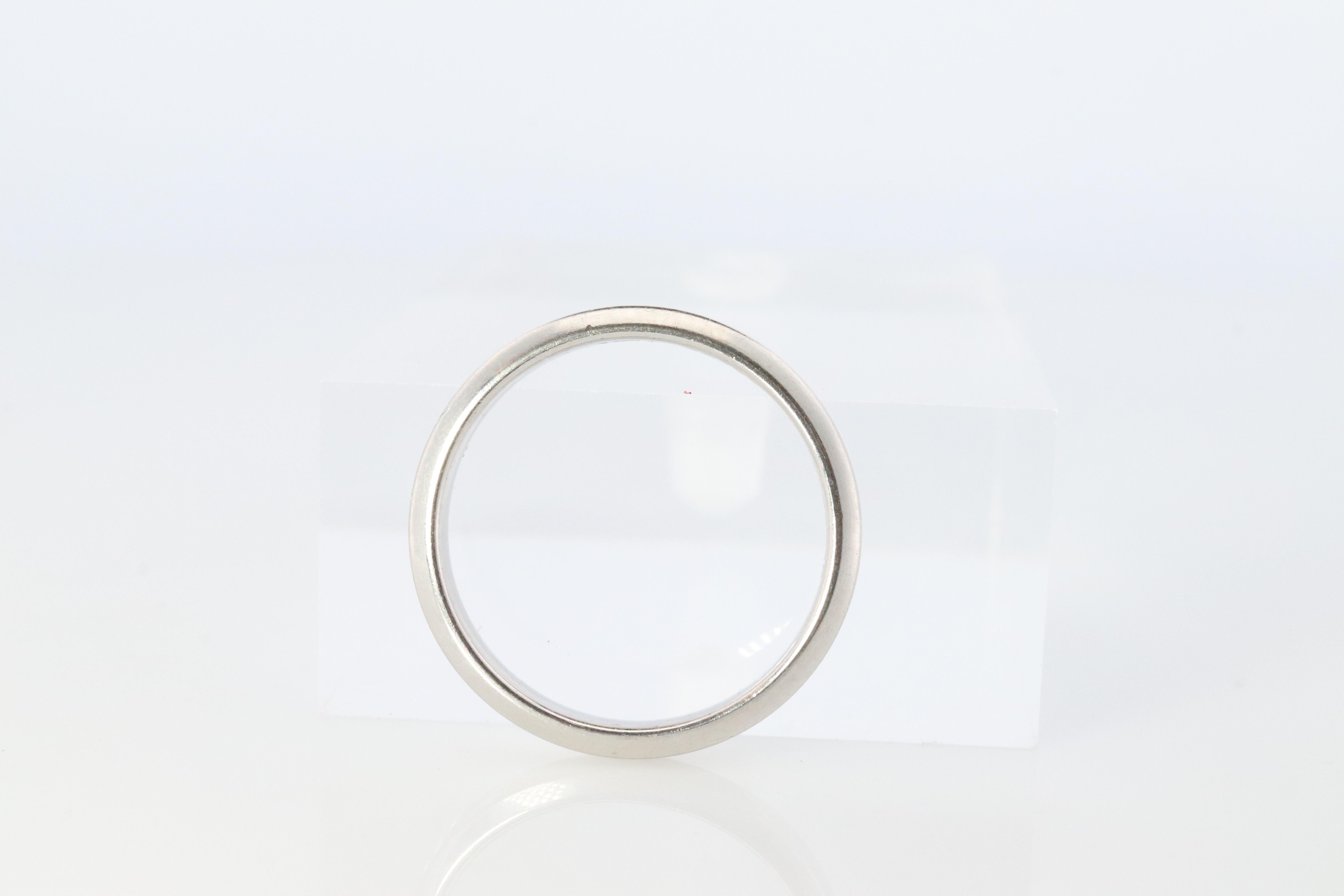 Preowned Van Cleef Arpels band. Genuine VCA PT950 Platinum Tendrement ring. In Good Condition For Sale In Port Charlotte, FL