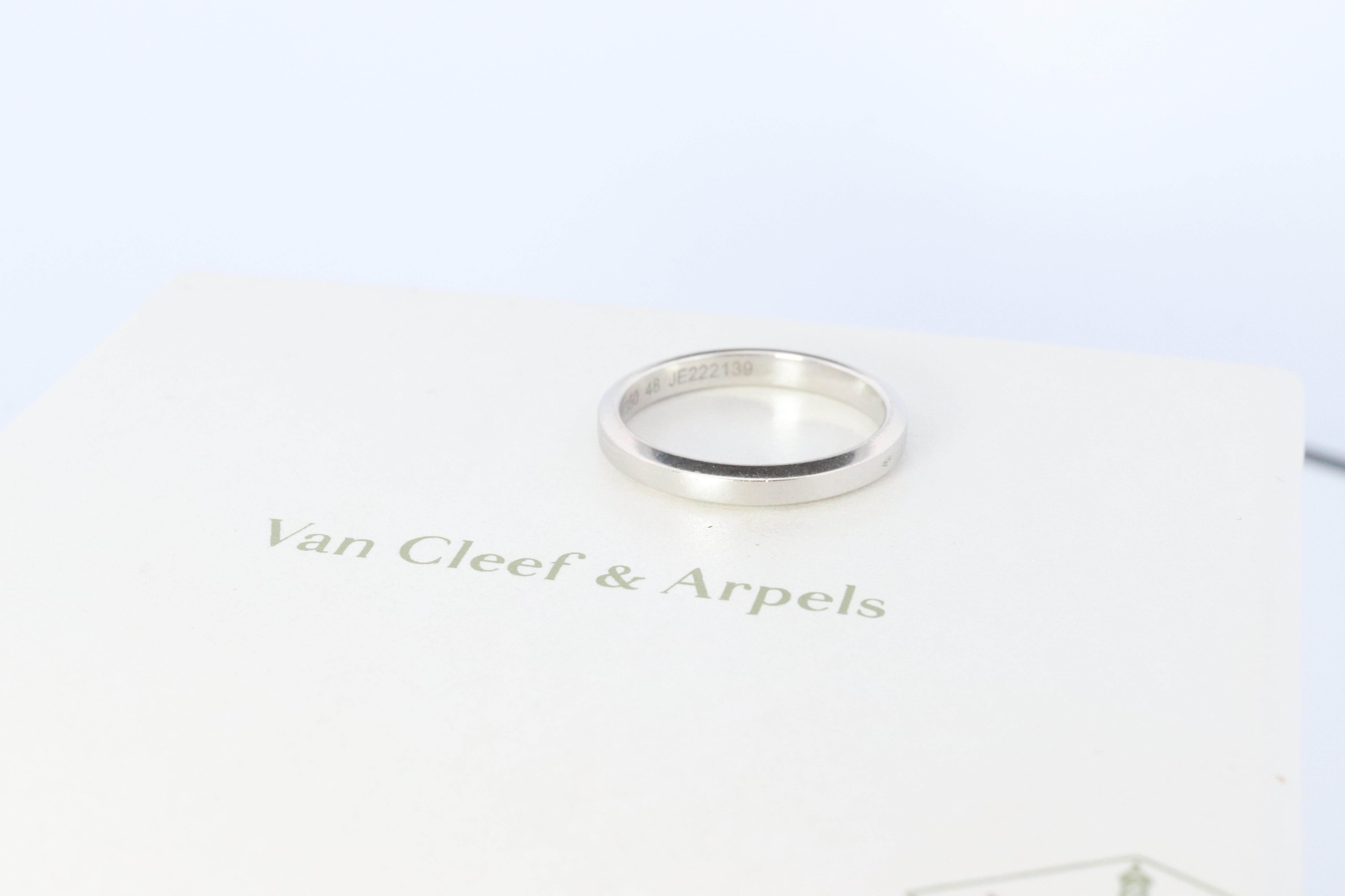 Preowned Van Cleef Arpels band. Genuine VCA PT950 Platinum Tendrement ring. For Sale 1