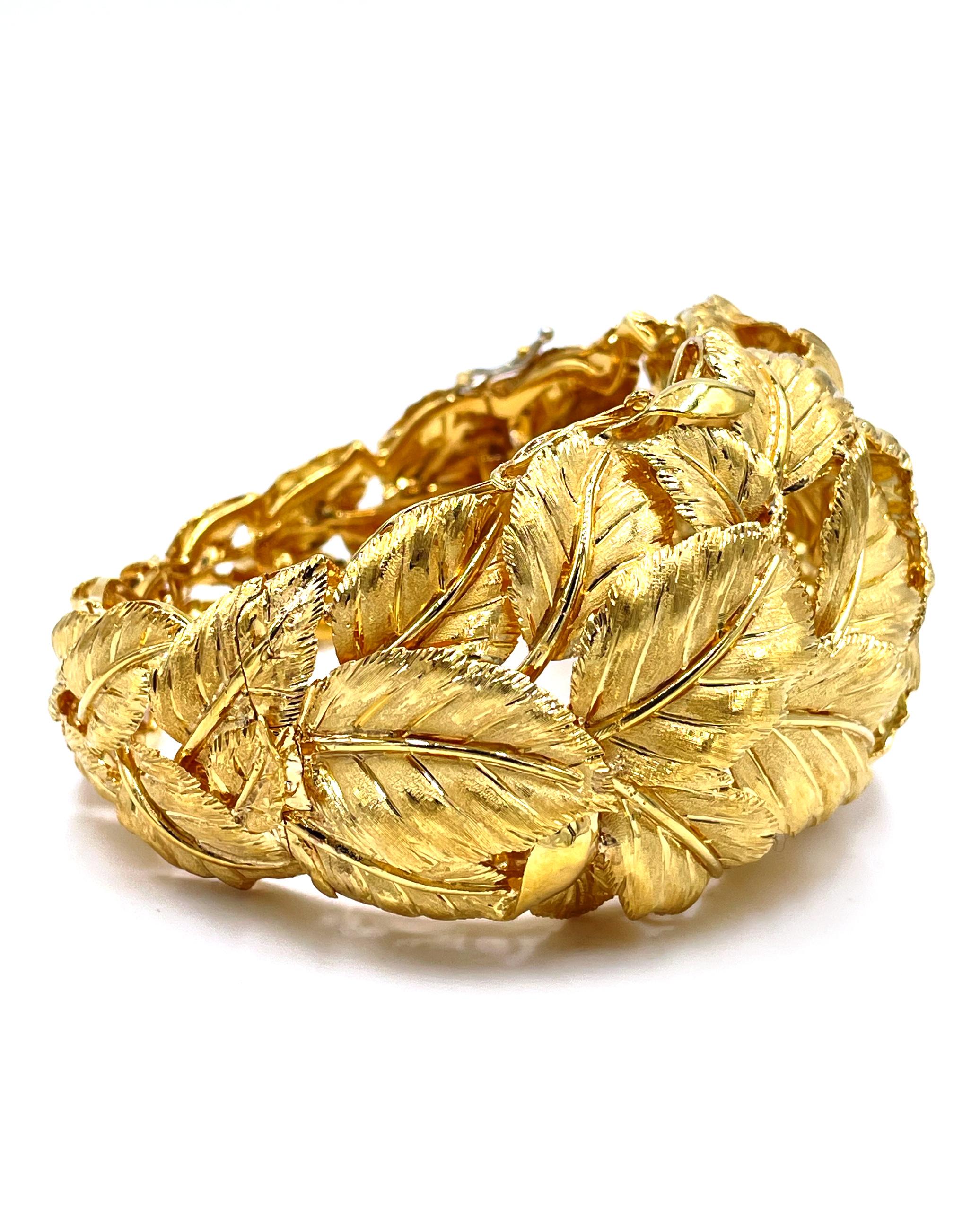 Preowned Vintage 18K Yellow Gold Italian Leaf Wide Statement Bracelet In Excellent Condition For Sale In Old Tappan, NJ