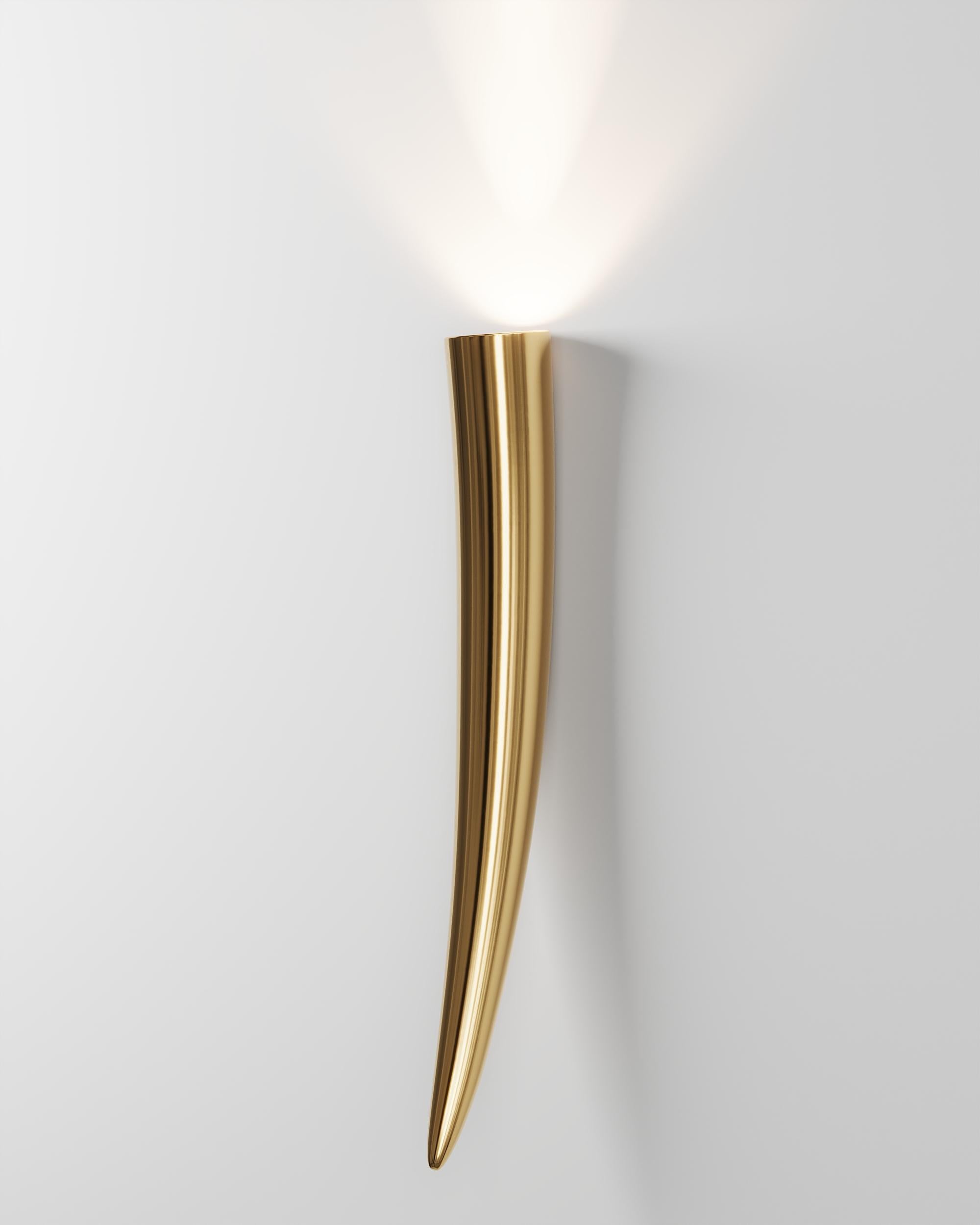 Lampada da parete Presa di Studio Orth
Dimensioni: L. 14 x P. 8 x H. 65 cm
Materiali: Ottone fuso lucido o alluminio fuso lucido
Finiture: Ottone fuso lucido o alluminio fuso lucido

Disponibile anche in ottone fuso lucido o in alluminio fuso