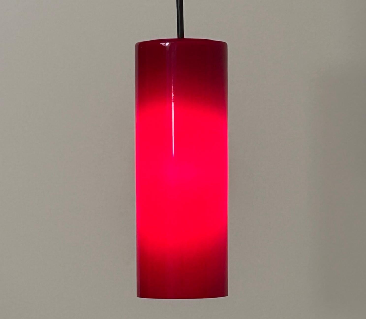 Prescolite Cased Glass Pendants zwei verfügbar (Moderne der Mitte des Jahrhunderts) im Angebot