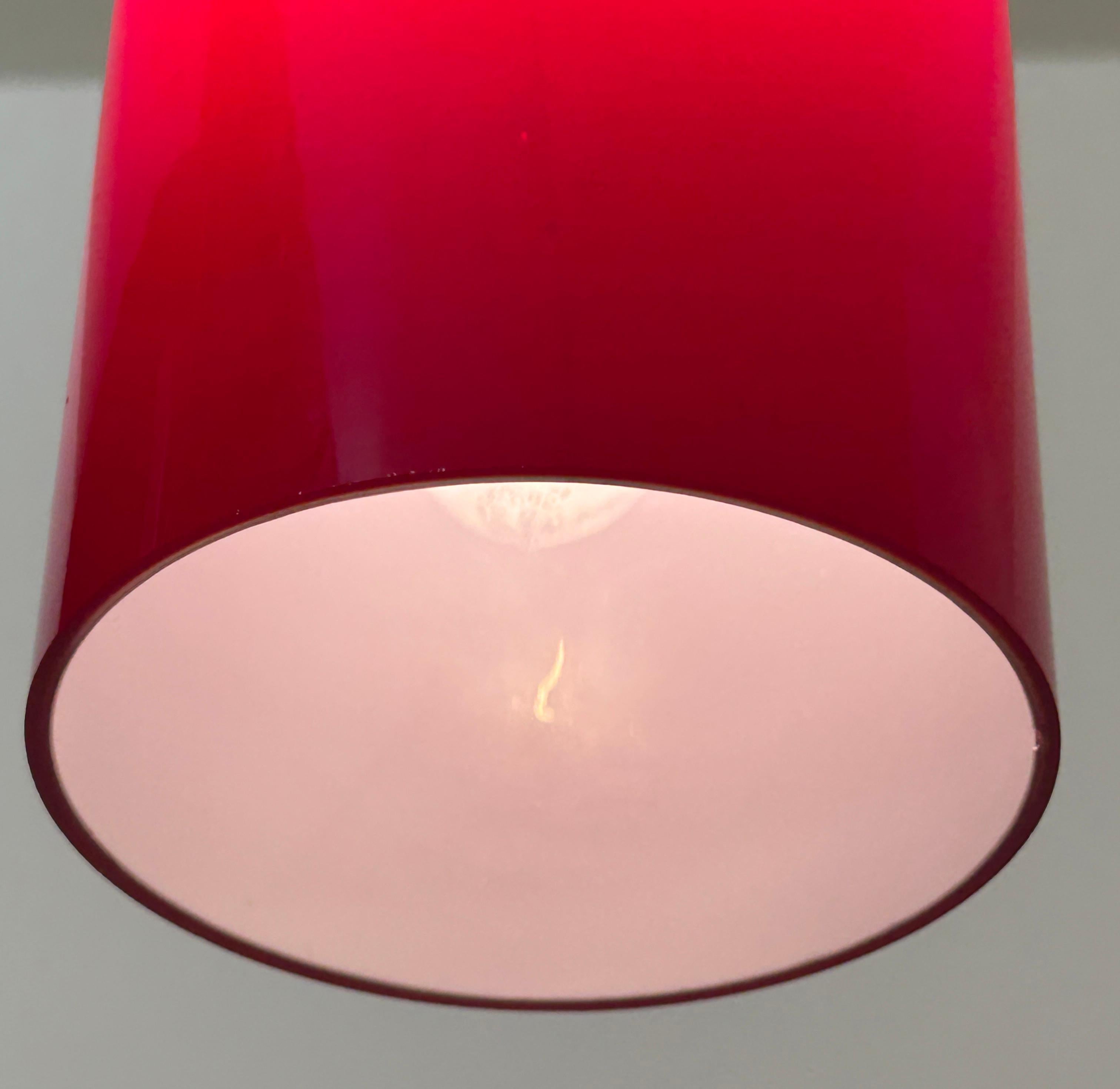 Prescolite Cased Glass Pendants zwei verfügbar (Finnisch) im Angebot
