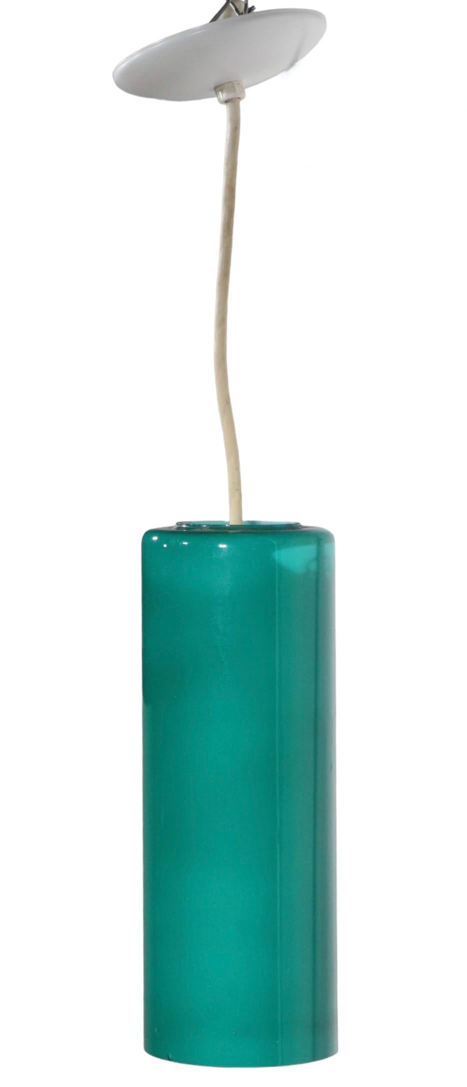 Hübsche zylindrische Hängeleuchte aus grünem Glas mit weißer Innenseite, zugeschrieben Prescolite, um 1950/1970. Die Leuchte ist in einem sehr guten, originalen, sauberen und funktionstüchtigen Zustand, mit nur einem unbedeutenden Fehler an der