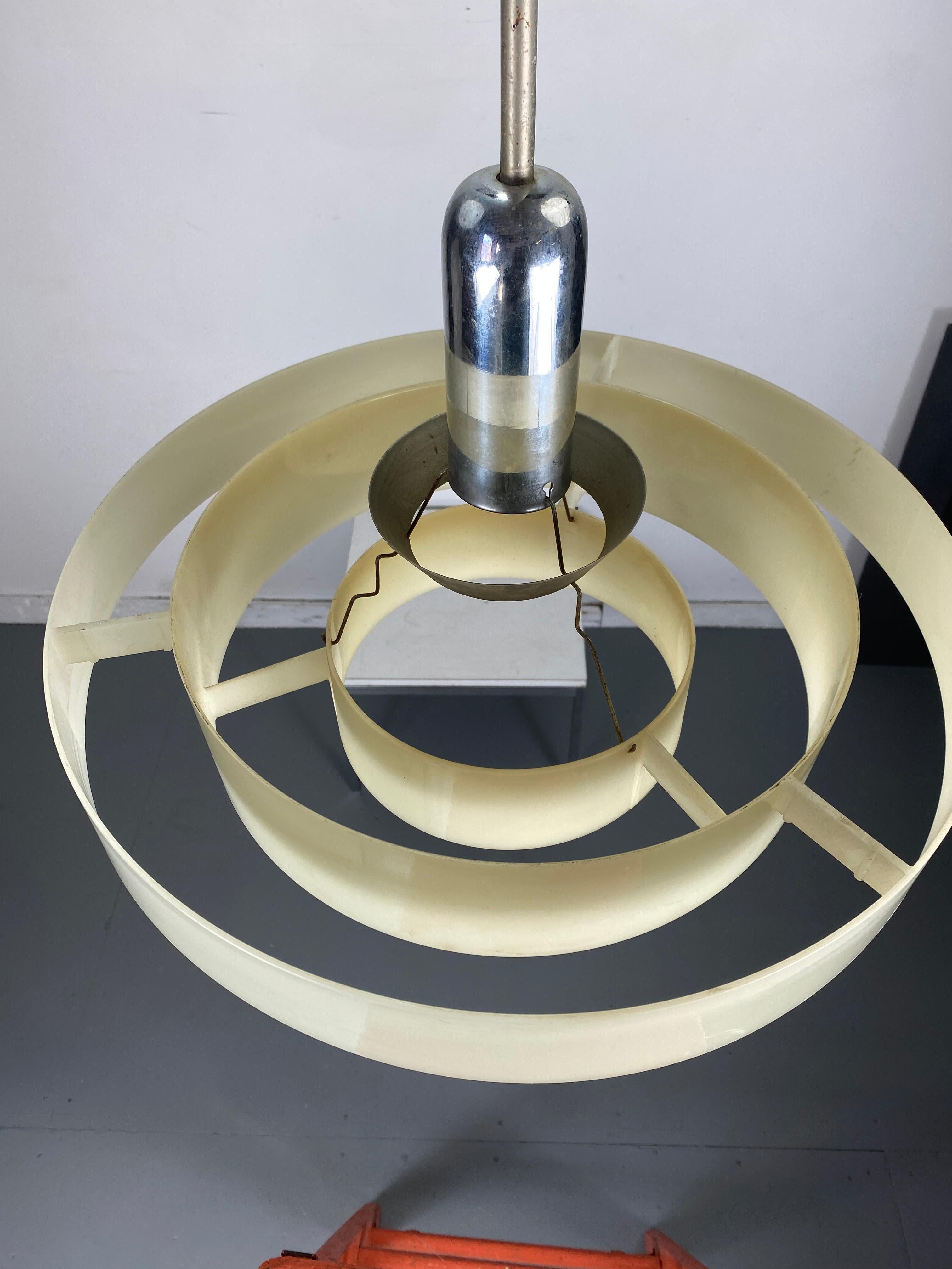 Mid-Century moderno Prescolite, apparecchio a sospensione minimalista bianco a tre piani con piattino, acrilico raro in vendita
