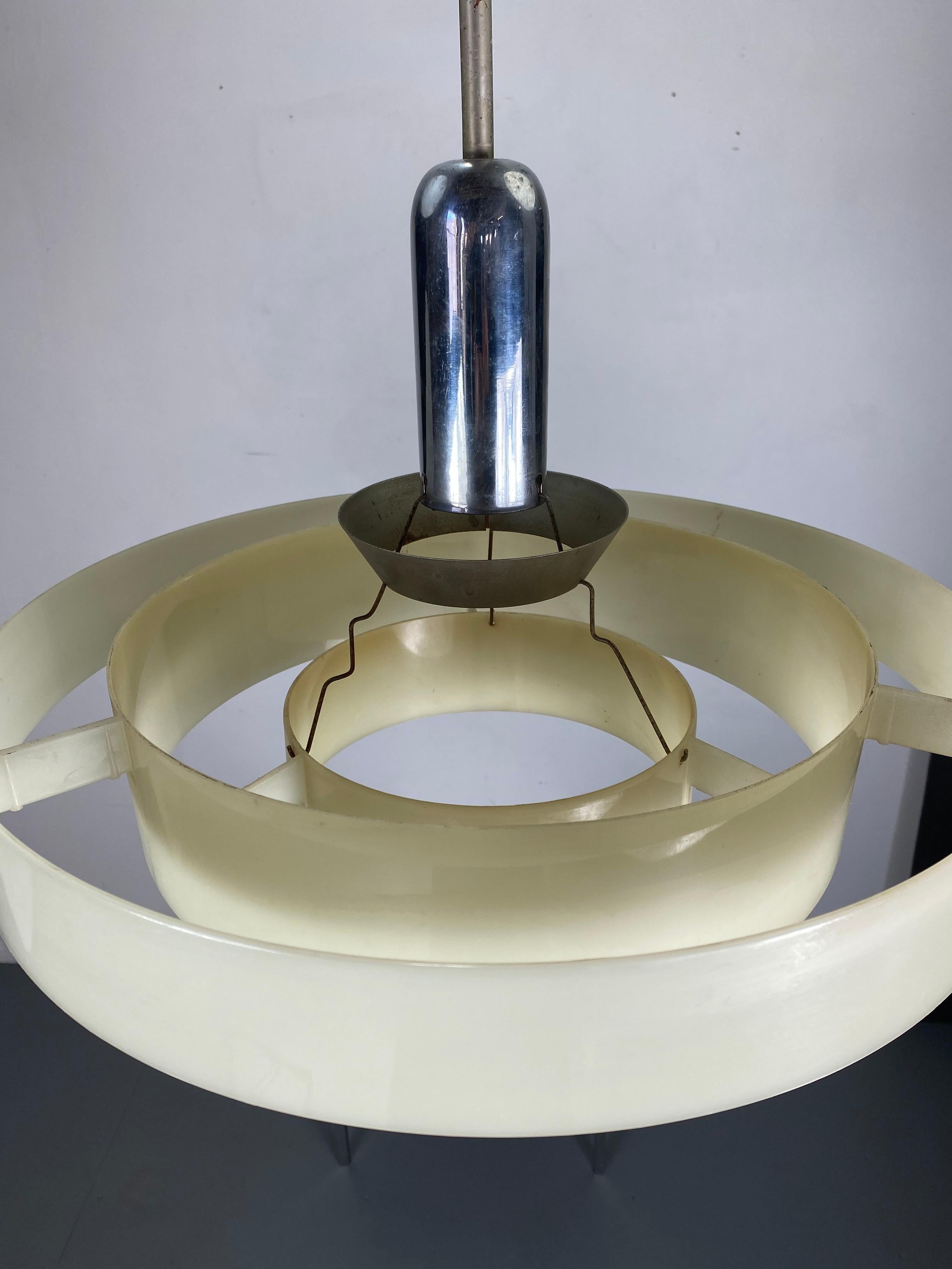 Metà XX secolo Prescolite, apparecchio a sospensione minimalista bianco a tre piani con piattino, acrilico raro in vendita