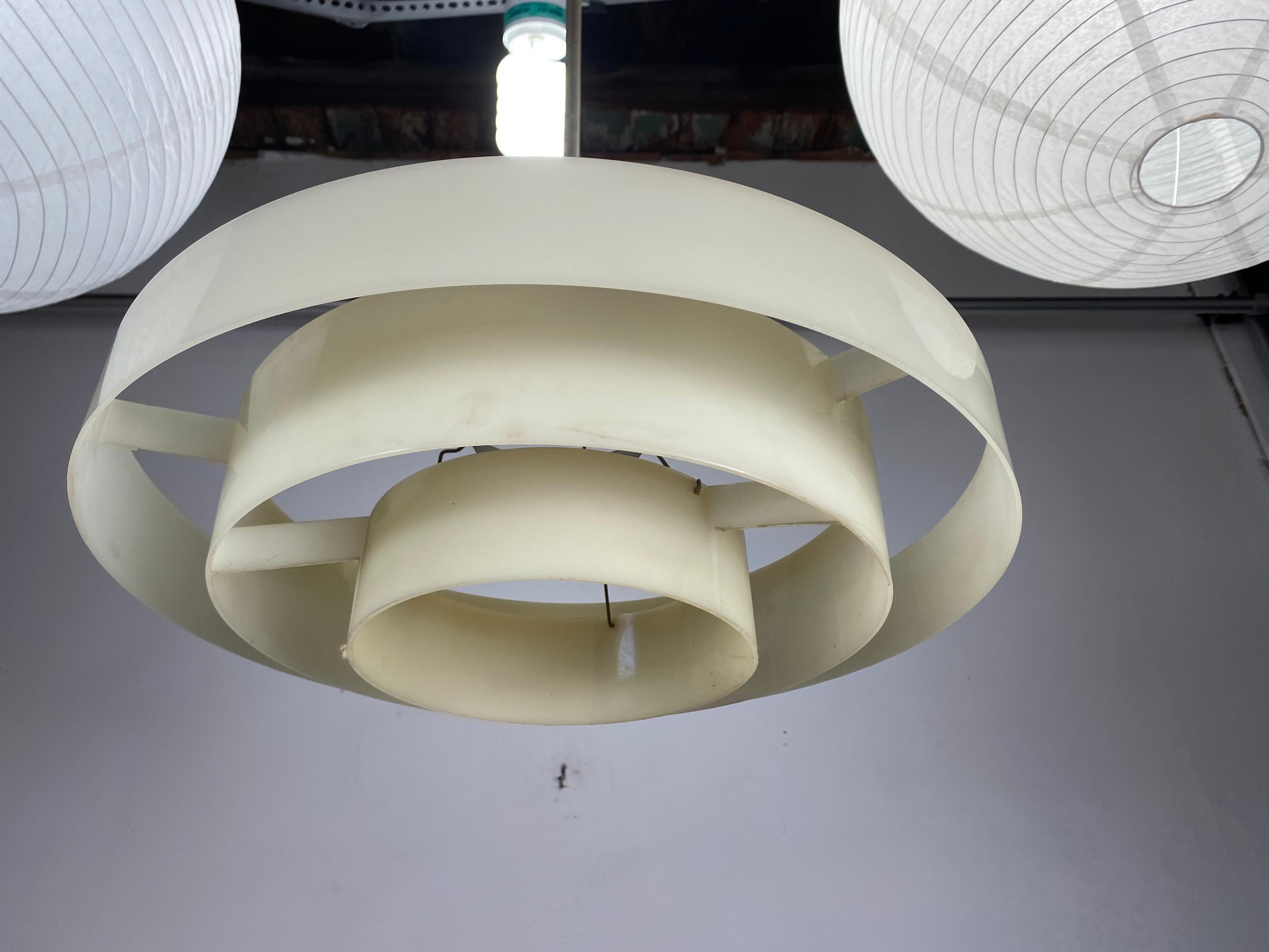 Lampe à suspension à trois niveaux en forme de soucoupe Prescolite blanche minimaliste, acrylique rare en vente 1