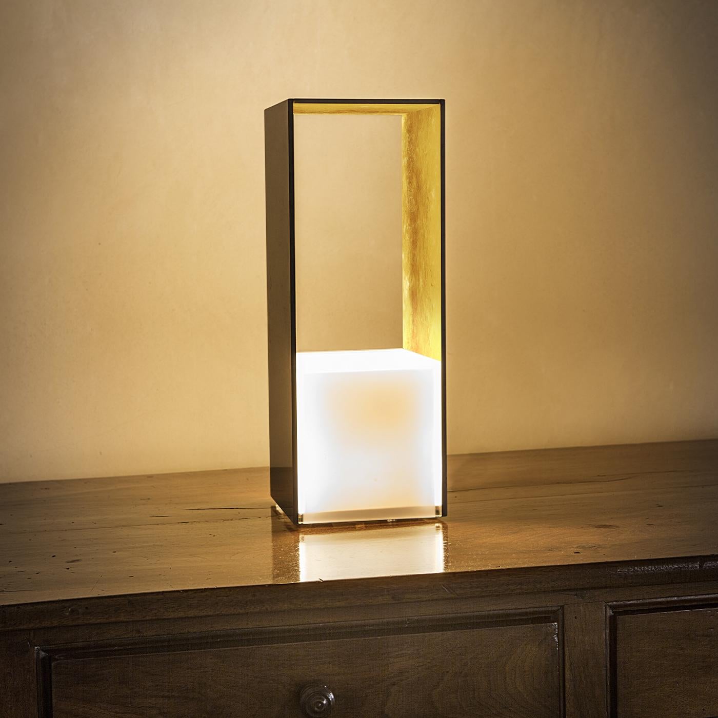 A sculptural objet d'art that combines an elegant and unique aesthetic with essential practicality, this splendid table lamp will make a statement in any modern decor. Emitting an indirect, dimmable light (LED max 8,3W – 3000K - lm 720 – CRI 90), it