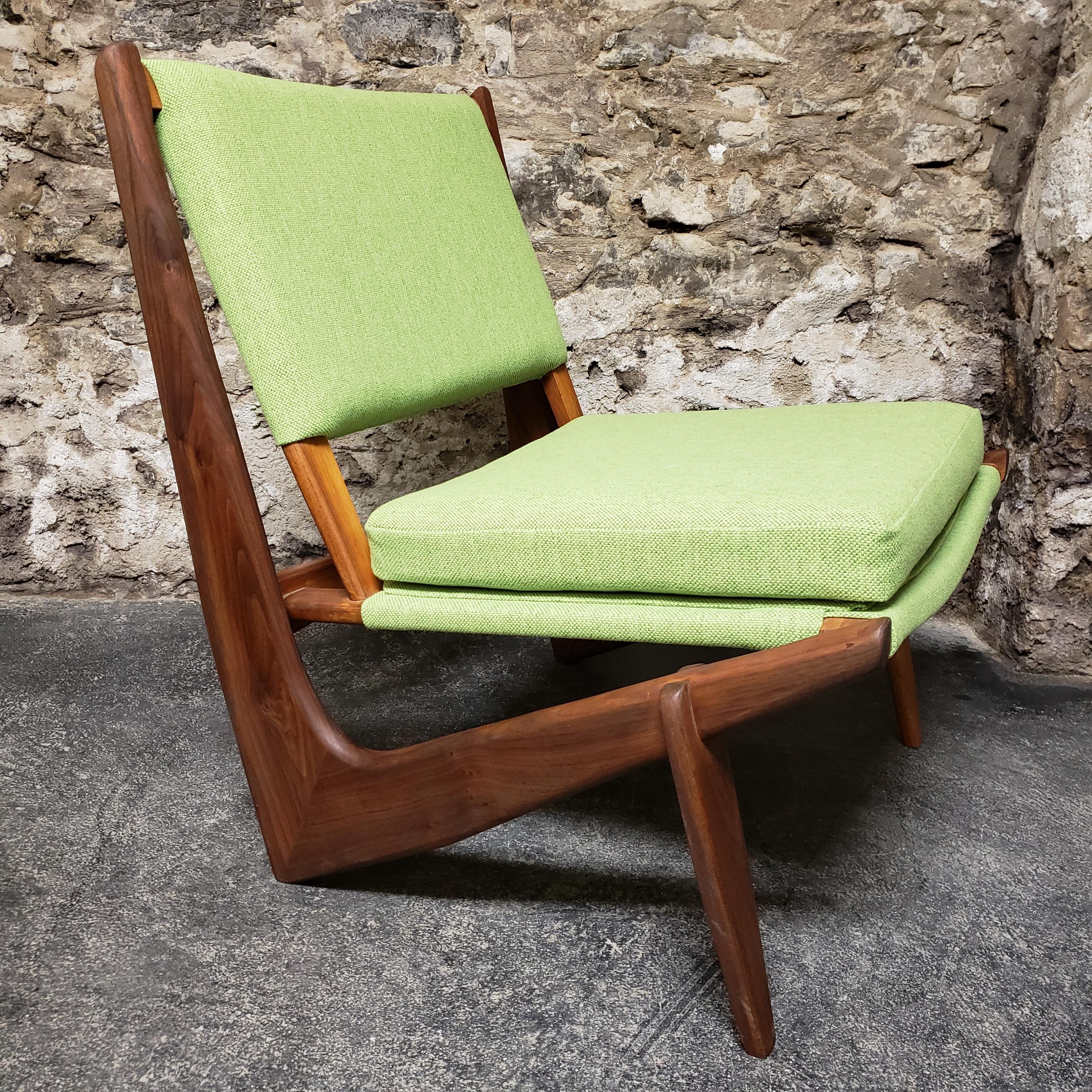 This lounge chair was designed by Bertil W. Behrman for Swedish manufacturer AB Engens Fabriker. The model name is 233 and comes from the Presens series. The chair is made out of walnut and reupholstered in a Maharam fabric. This is a highly