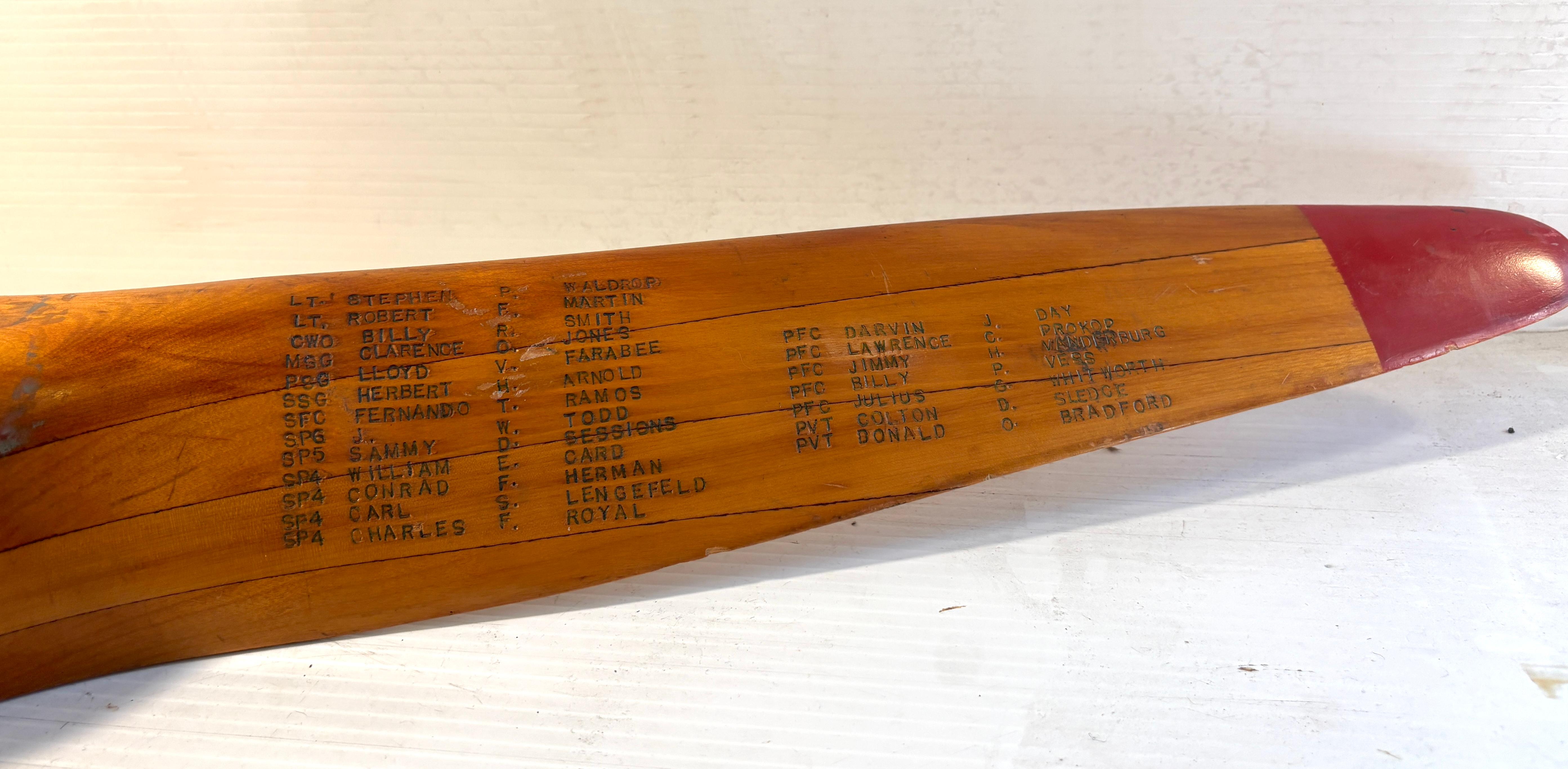 Dieser antike Holzpropeller aus dem 2. Weltkrieg ist mit den Namen gefallener Veteranen beschriftet. Dieses Präsentationsstück ist ein großartiges Sammlerstück zur Erinnerung an die im Krieg geleisteten Dienste.
Bitte bestätigen Sie den Standort NY