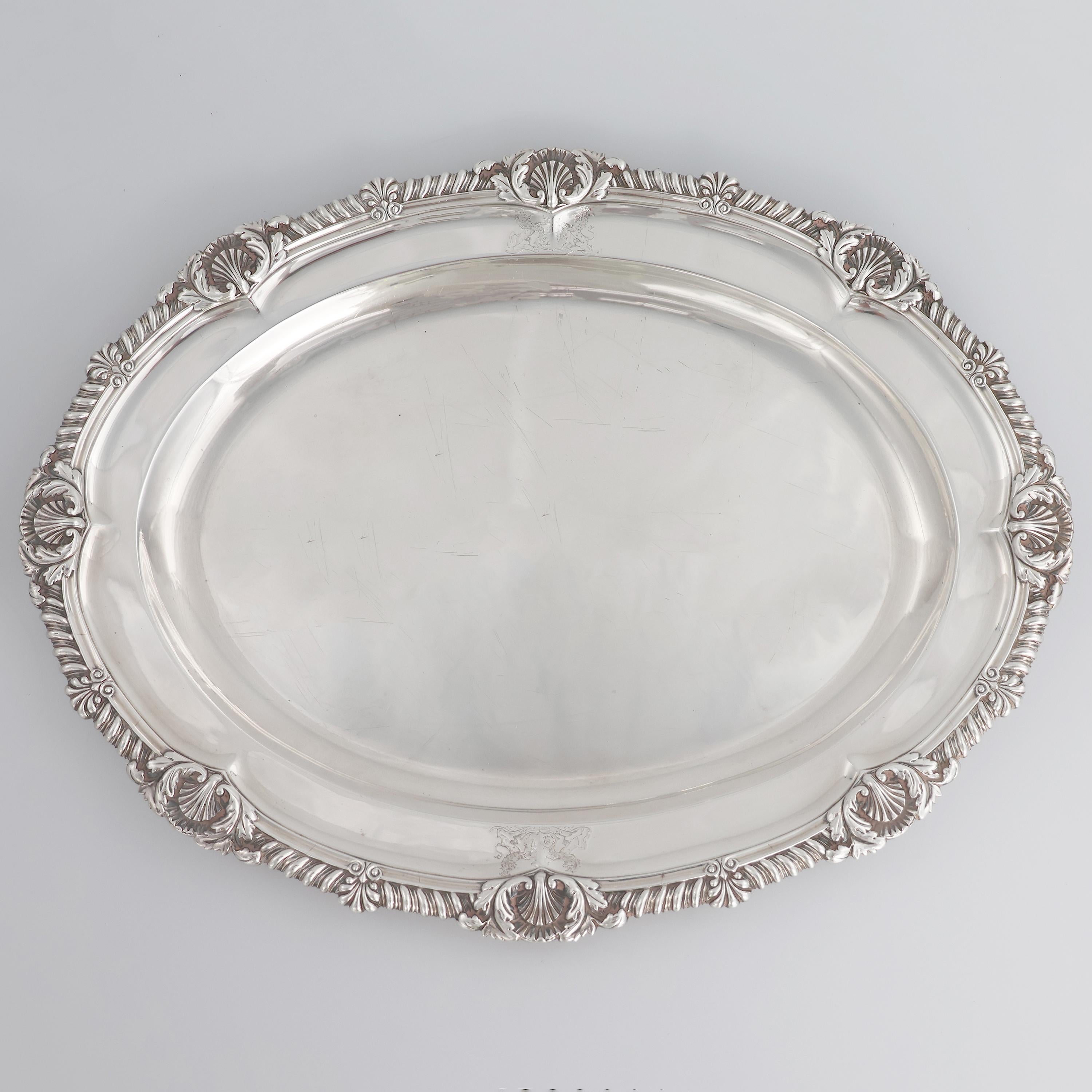 Descripción
Presentoire de plata de ley Jorge IV, John Bridge, Londres 1826.
Forma ovalada, bordes en gadroon y conchas estilizadas. Escudo heráldico en ambas caras. Lema: Deo est Patrie.

Plata de ley marcada con 5 punzones:
Logotipo del