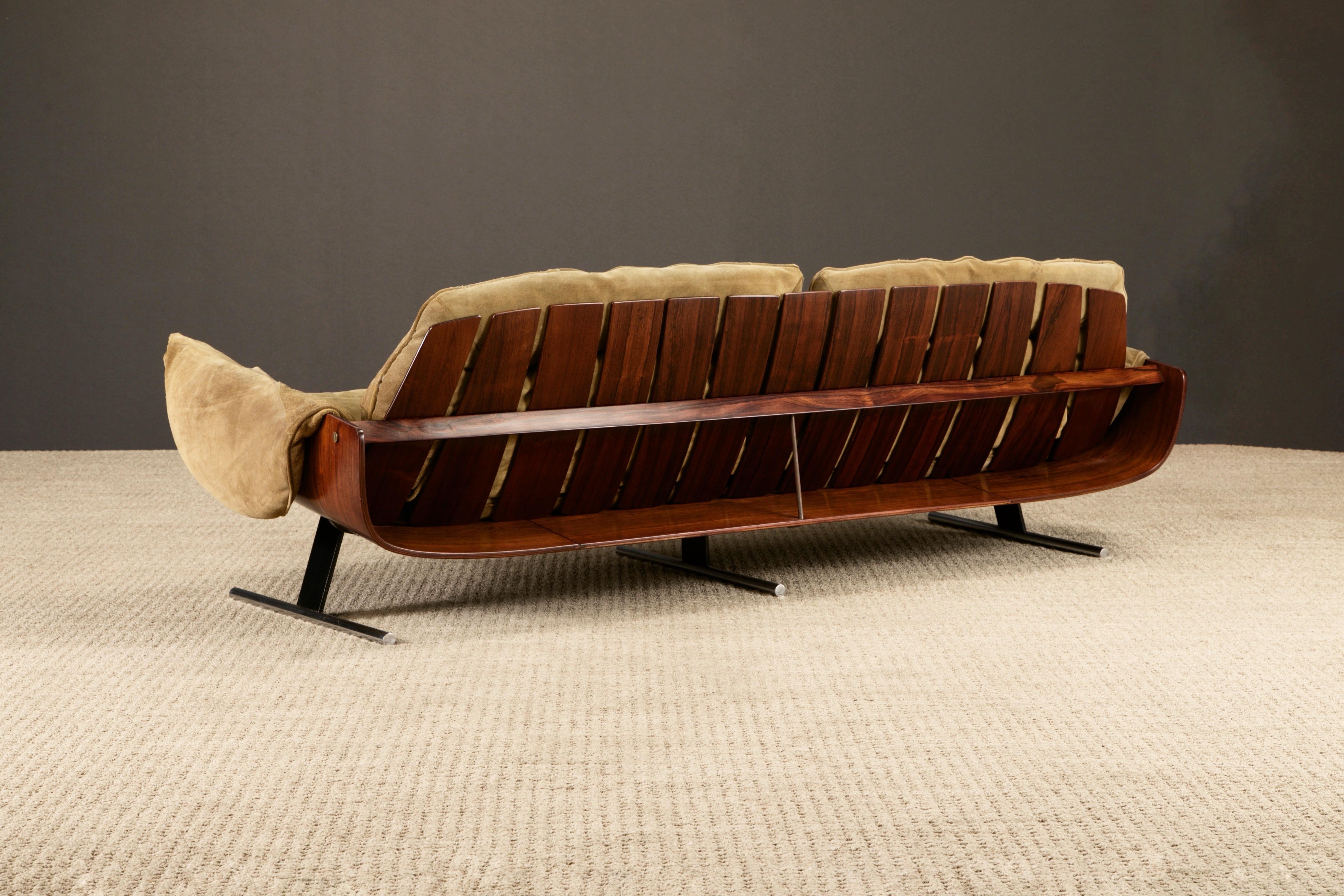 This is a fantastic collectors example of the extremely rare 'Presidencial' three-seat sofa by Jorge Zalszupin for L'Atelier Moveis, Sao Paolo Brazil, circa 1960. 

Featuring a sculptural Jacaranda (an exotic variant of Brazilian Rosewood) frame