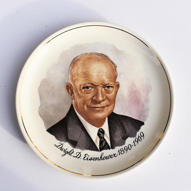 Nord-américain Assiette en céramique commémorative du président Dwight D. Eisenhower en vente
