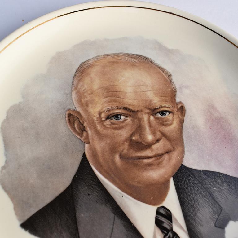 Assiette en céramique commémorative du président Dwight D. Eisenhower Bon état - En vente à Oklahoma City, OK
