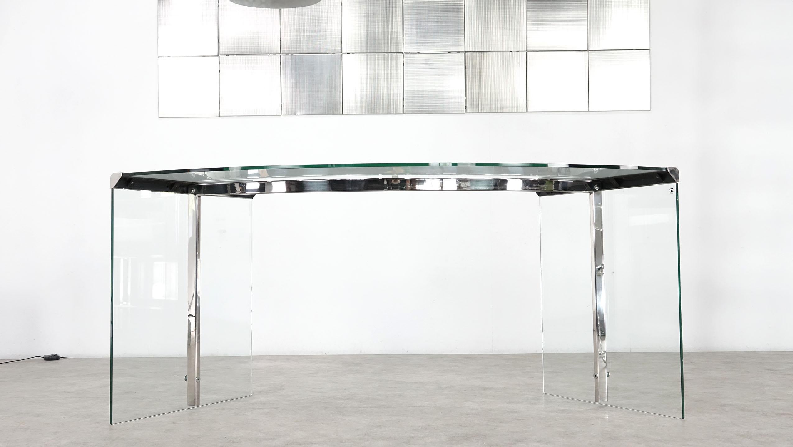 The simple transparent design by Galloti & Radice has its very own formal language. Designed by Studio GR, the arched desk in tempered bears the name President Junior. A small footprint that offers many possibilities for placement. Chrome on the
