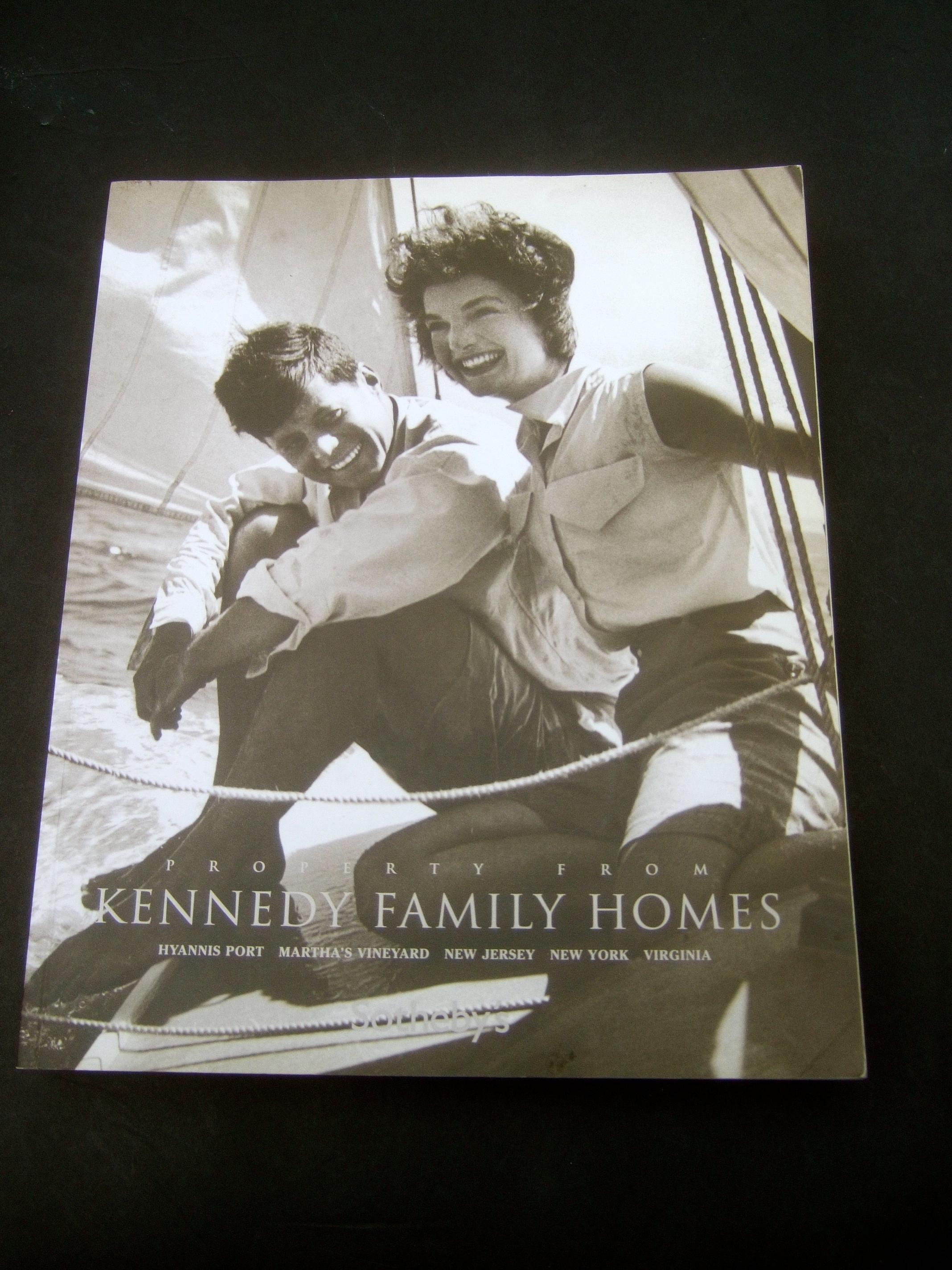 Präsident & Jacqueline Kennedy's Sotheby's Family Homes Estate Catalog, ca. 2005 (Grau) im Angebot