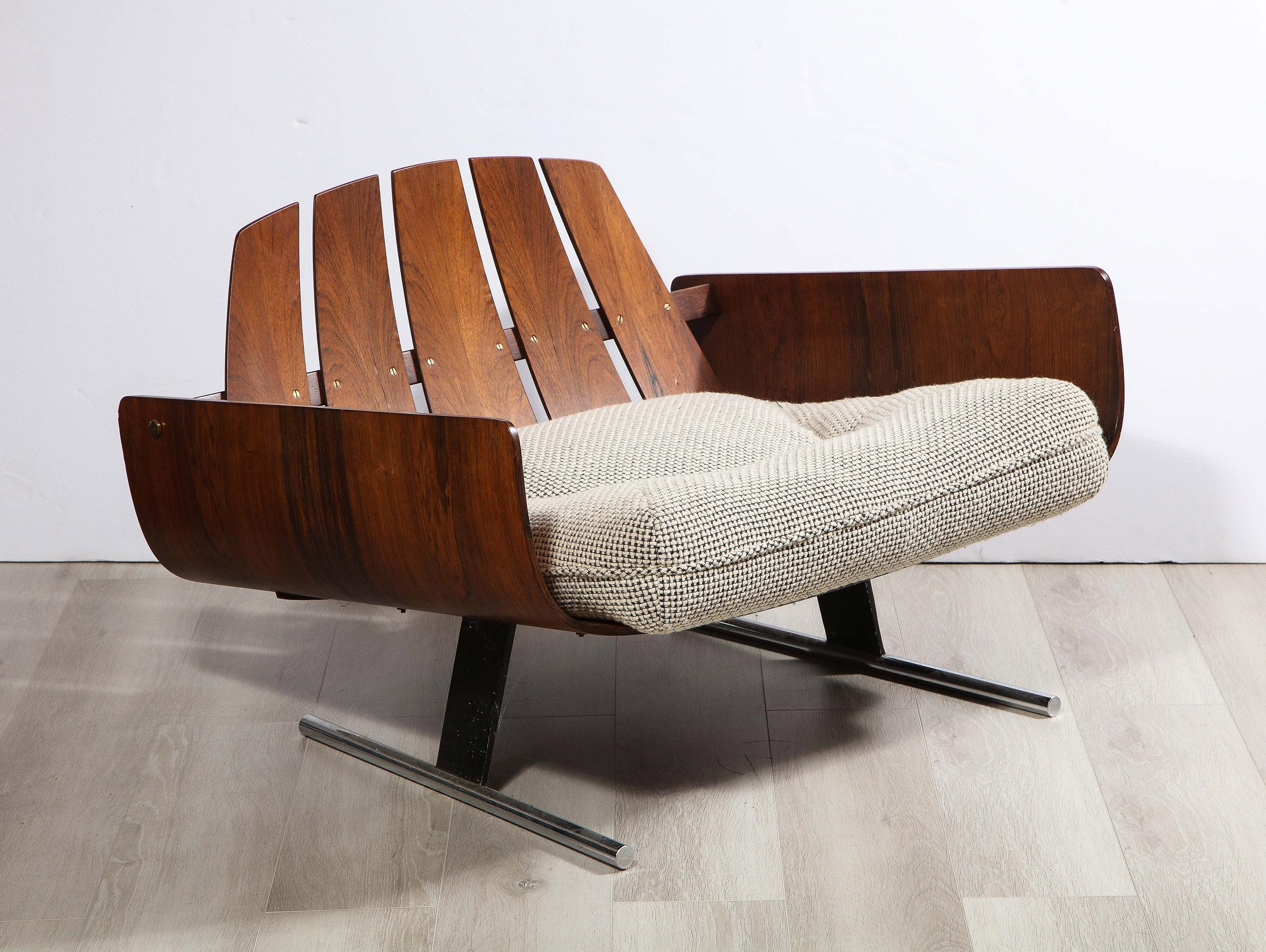 Designed by Polish-Brazilian architect and designer Jorge Zalszupin (1922 - 2022) for L'Atelier, circa 1960s. Constructed with Brazilian Jacaranda Rosewood Veneers in an unusual bentwood design, having a rosewood reinforced slat back above 