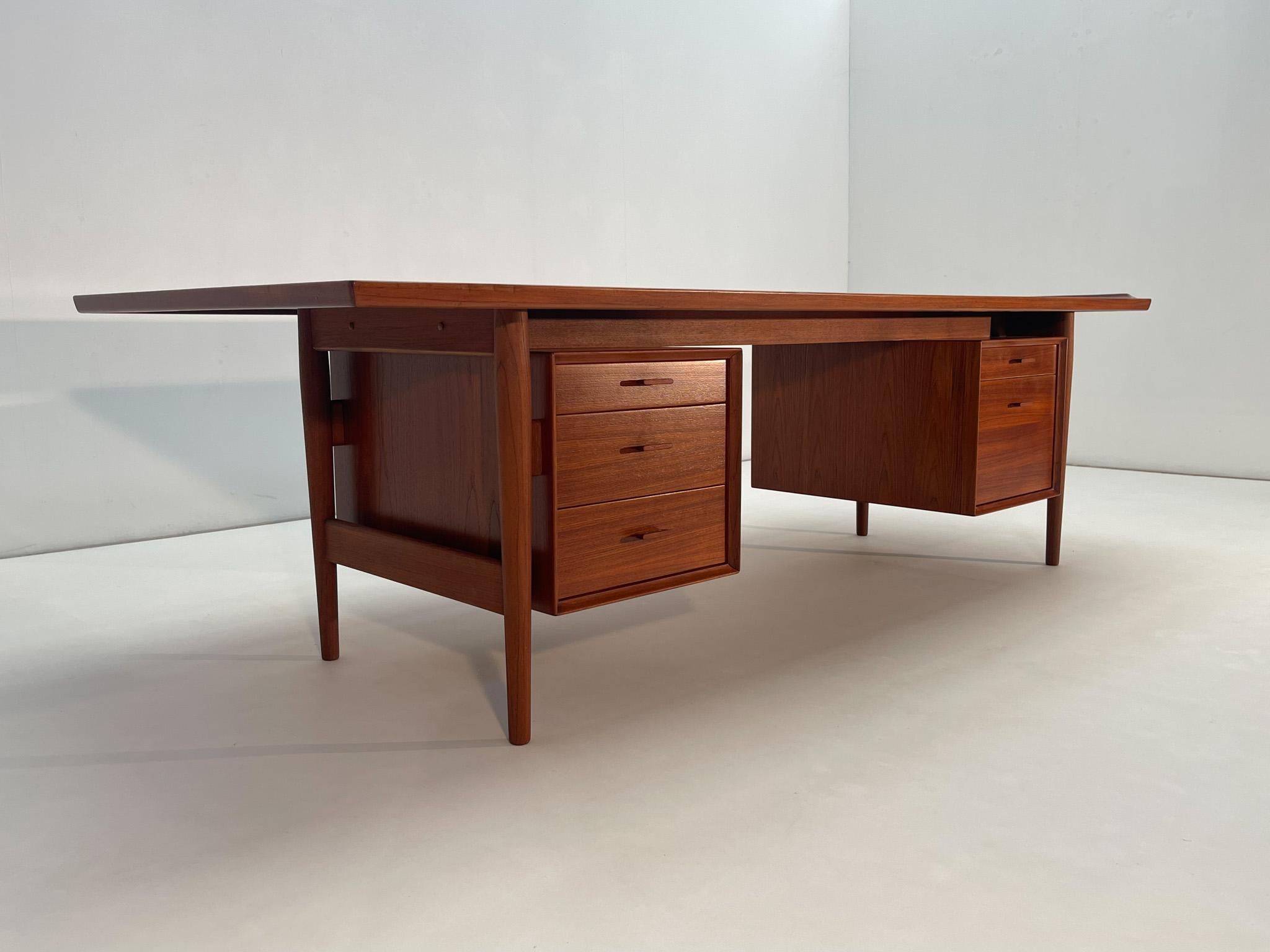 Mid-Century moderno Scrivania Presidential Executive in teak di Arne Vodder in vendita