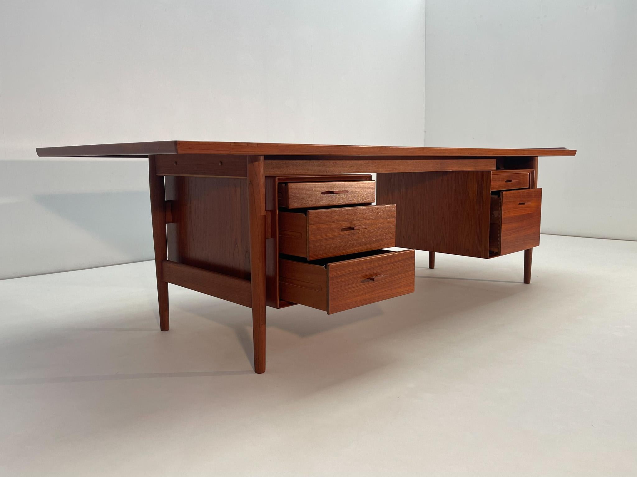 Danese Scrivania Presidential Executive in teak di Arne Vodder in vendita