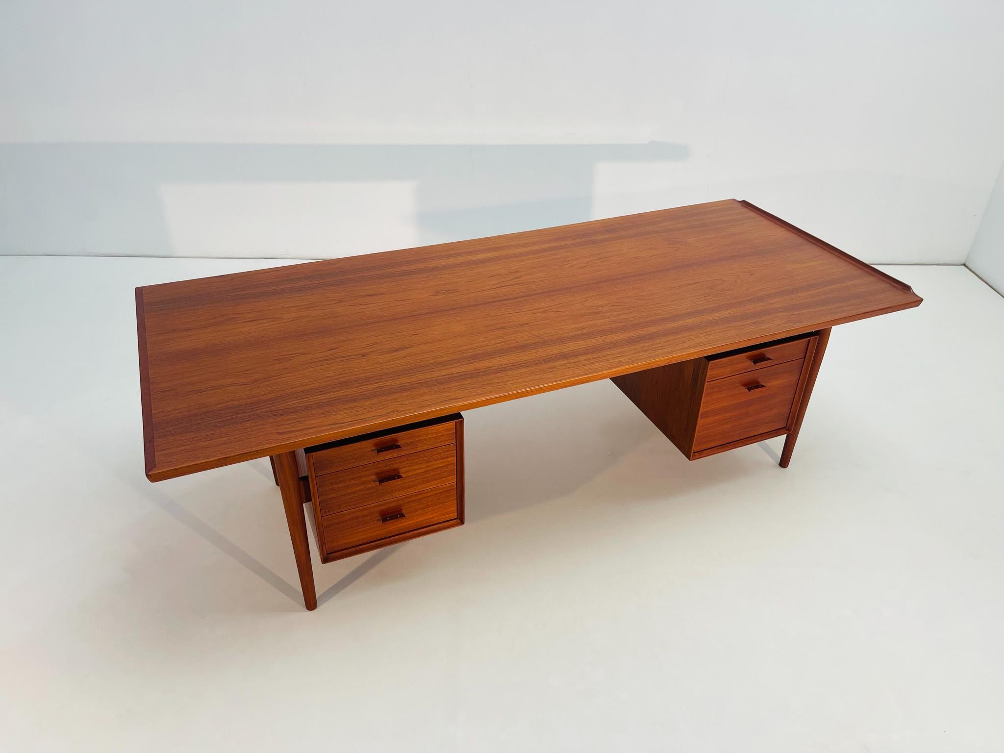 Metà XX secolo Scrivania Presidential Executive in teak di Arne Vodder in vendita