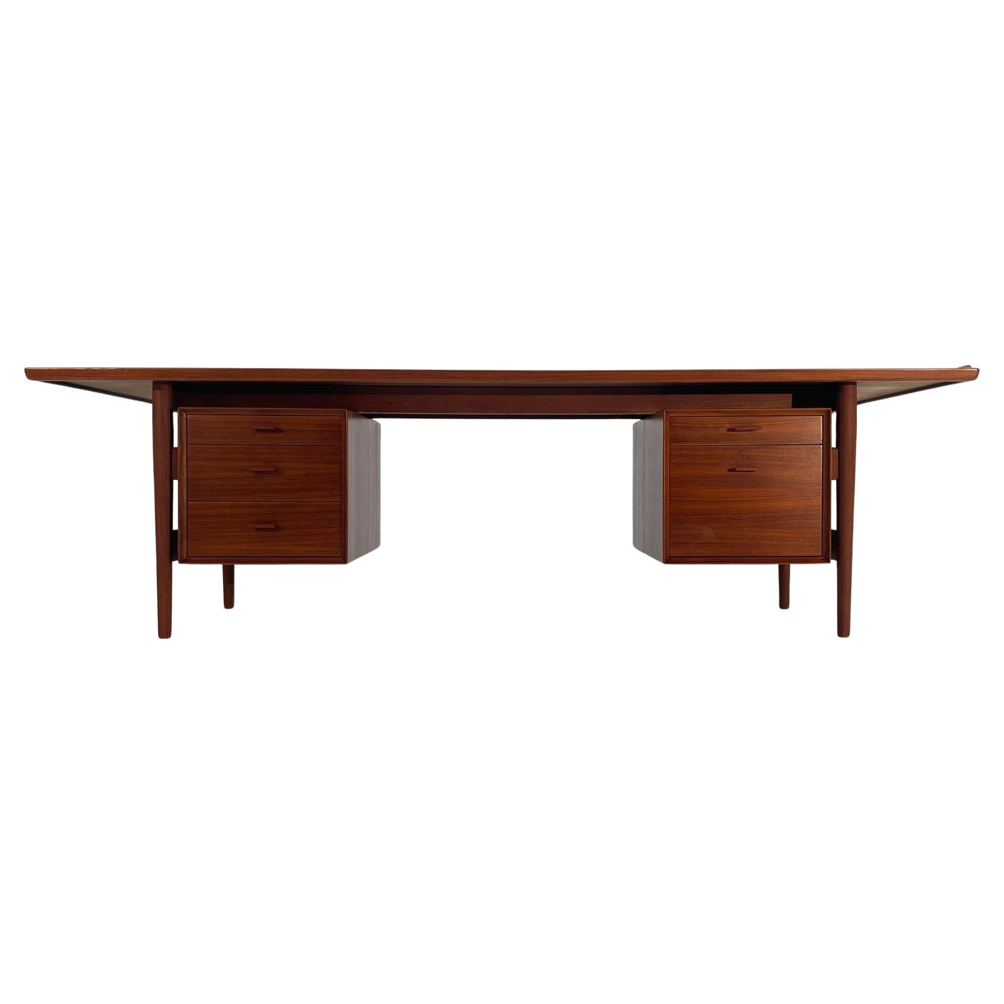 Scrivania Presidential Executive in teak di Arne Vodder