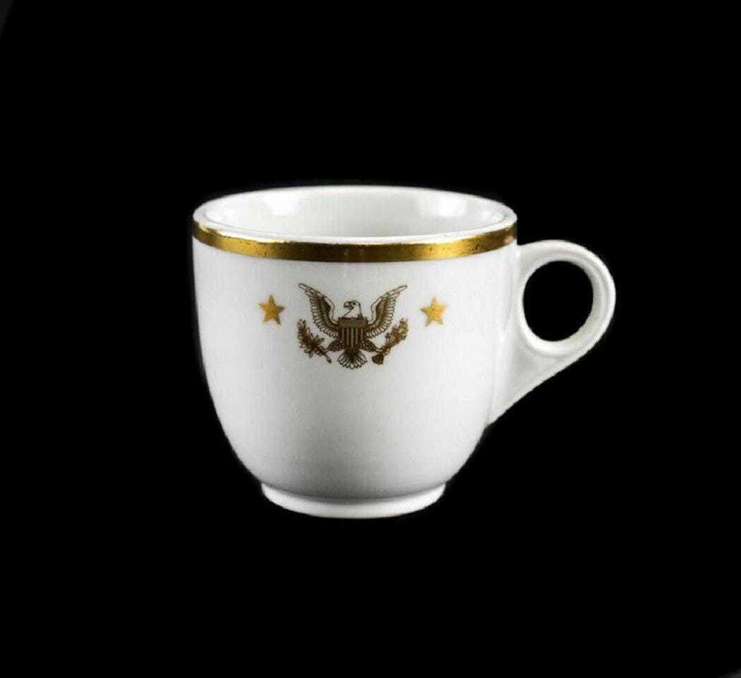 Presidential Shanango China JFK Porcelain Tea Cup, Gold with Presidential Seal In Excellent Condition In Gardena, CA