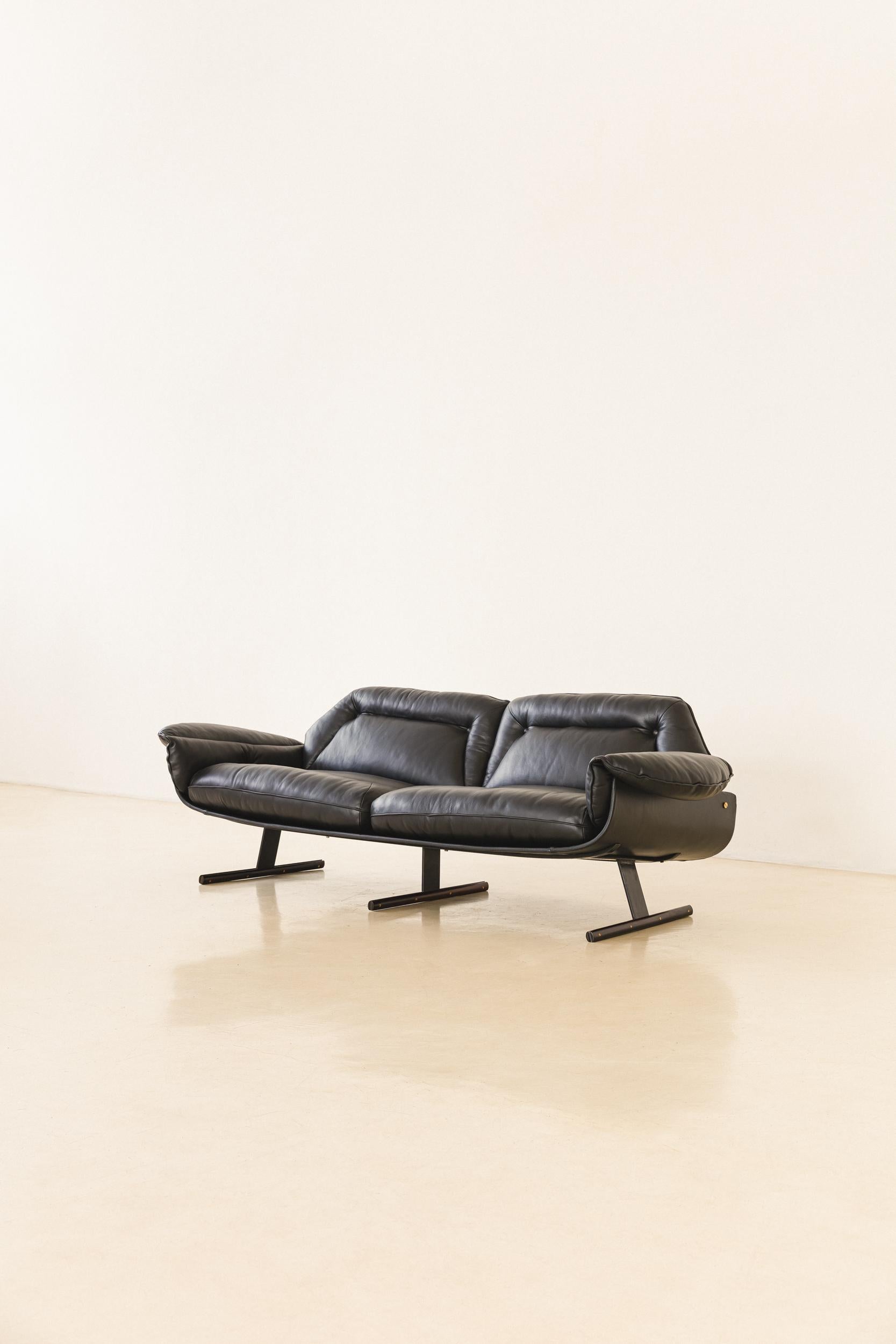 Entre las creaciones más icónicas de Jorge Zalszupin se encuentra la serie Presidencial, compuesta por un sofá y un sillón, diseñada en 1959 y producida por L'Atelier. El conjunto está hecho de madera contrachapada moldeada con chapas de palisandro,
