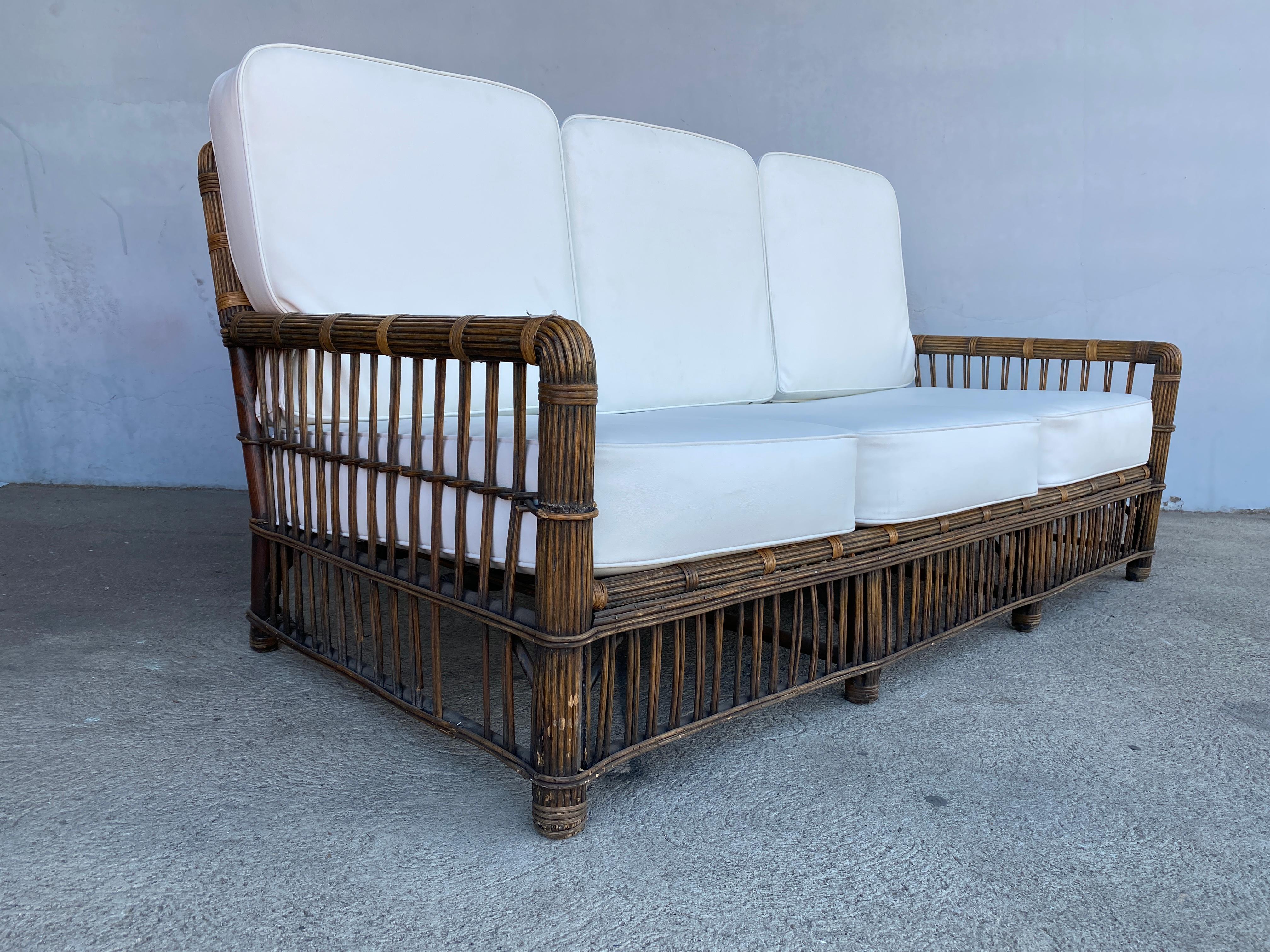 Milieu du XXe siècle Art Déco - Ensemble canapé et fauteuil de salon en rotin craquelé « President's » en vente