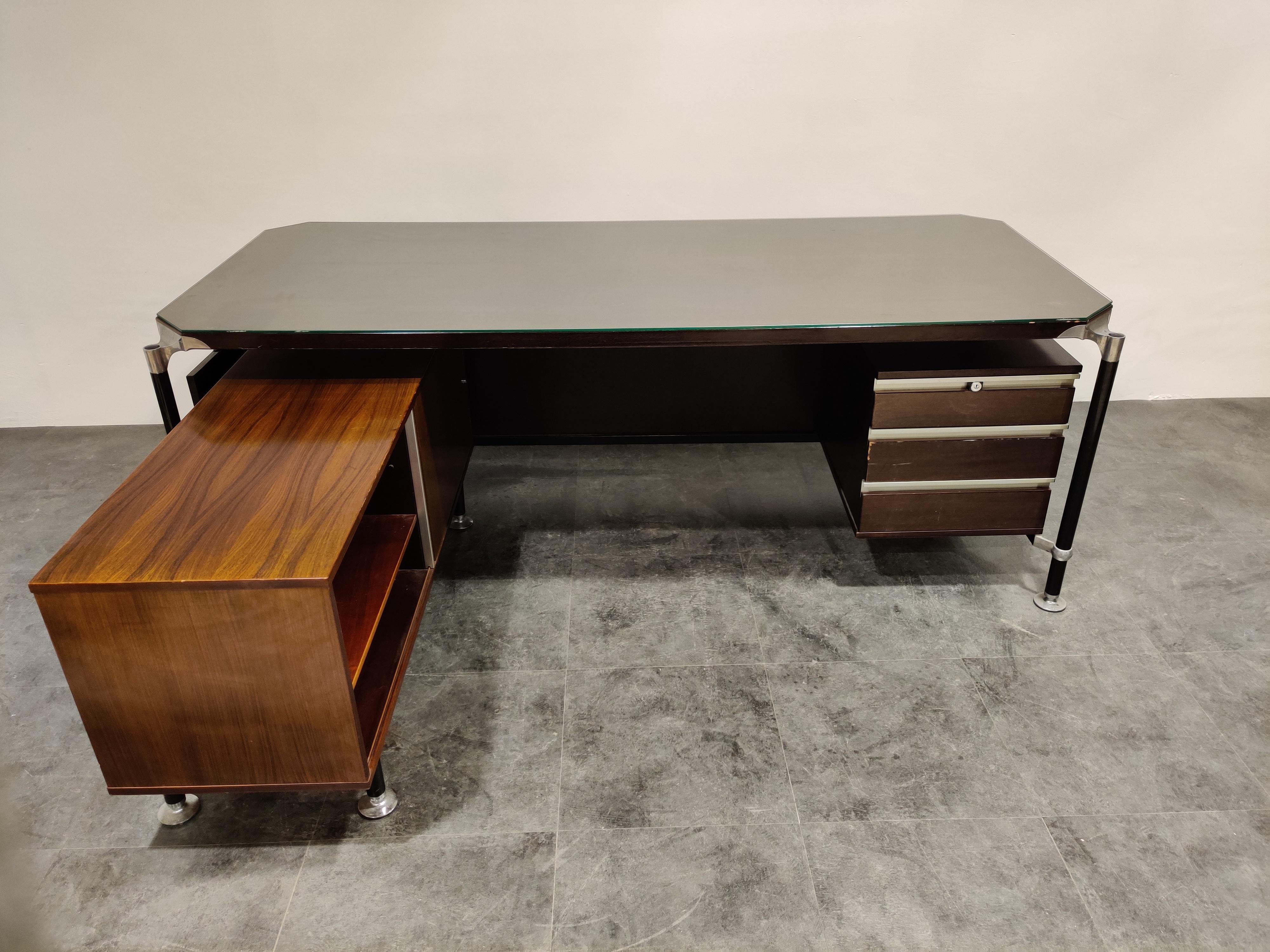 Stunning midcentury desk designed by famous Italian designer couple Ico and Luisa Paris for M.I.M. Roma.

The desk is made of steel, with rosewood and a glass top. The glass top is non original and can be discarted if desired.

The desk is in