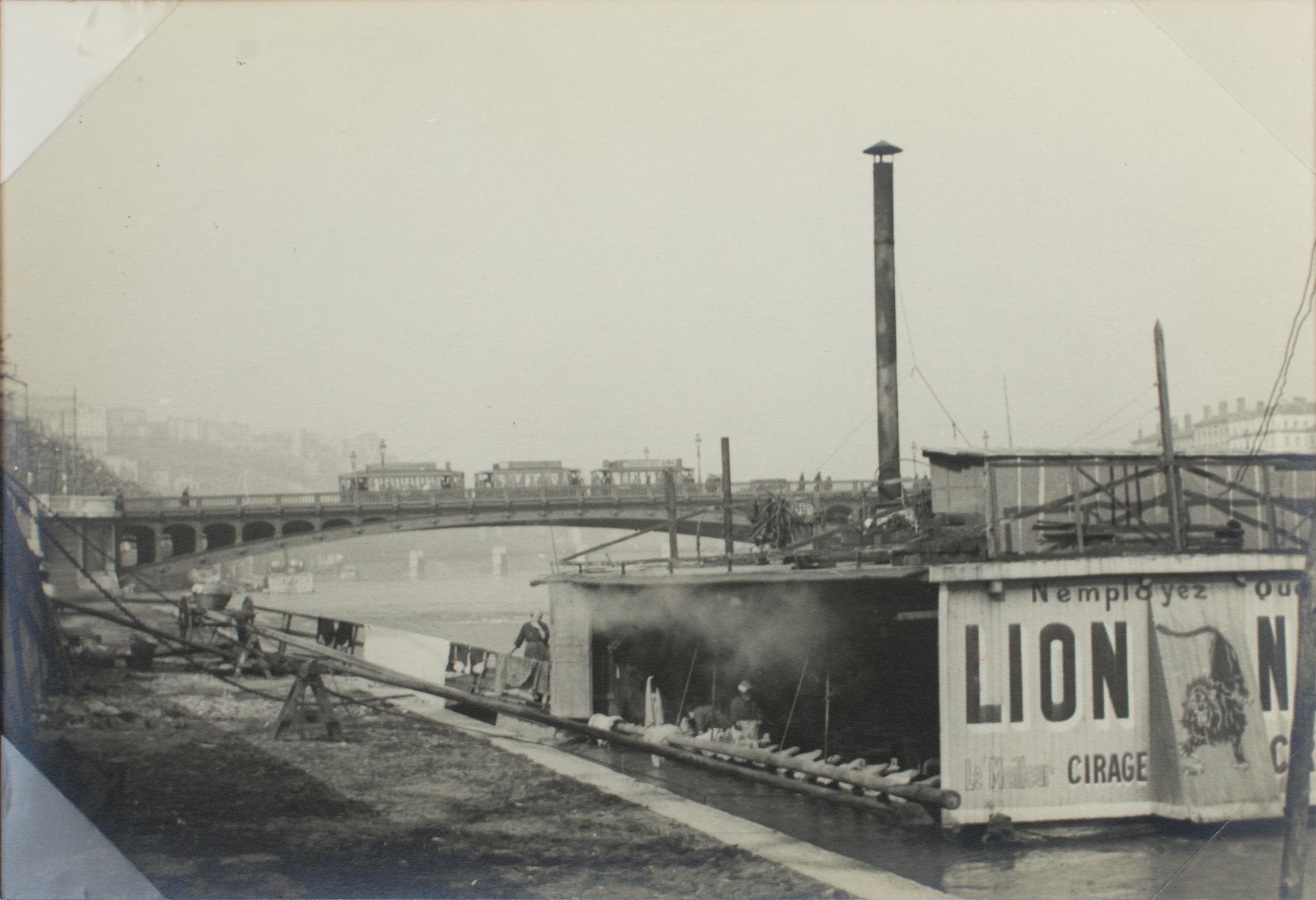 Ein einzigartiges Original-Silbergelatine-Schwarzweißfoto der French Press Agency. Blick auf den Fluss Rhone in Lyon, Frankreich, März 1927. 
Die Ansicht der Rhone wurde am 26. März 1927 vom Ufer des Flusses in Lyon aus