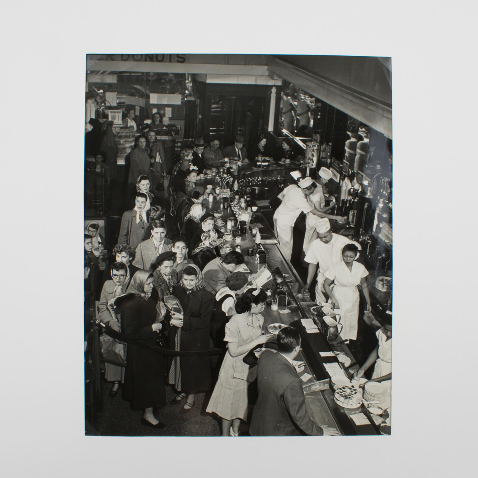 Silber-Gelatine-Schwarz-Weiß-Fotografie „A busy Diner in New York“, 1950 – Photograph von Press Agency Atlantic Press