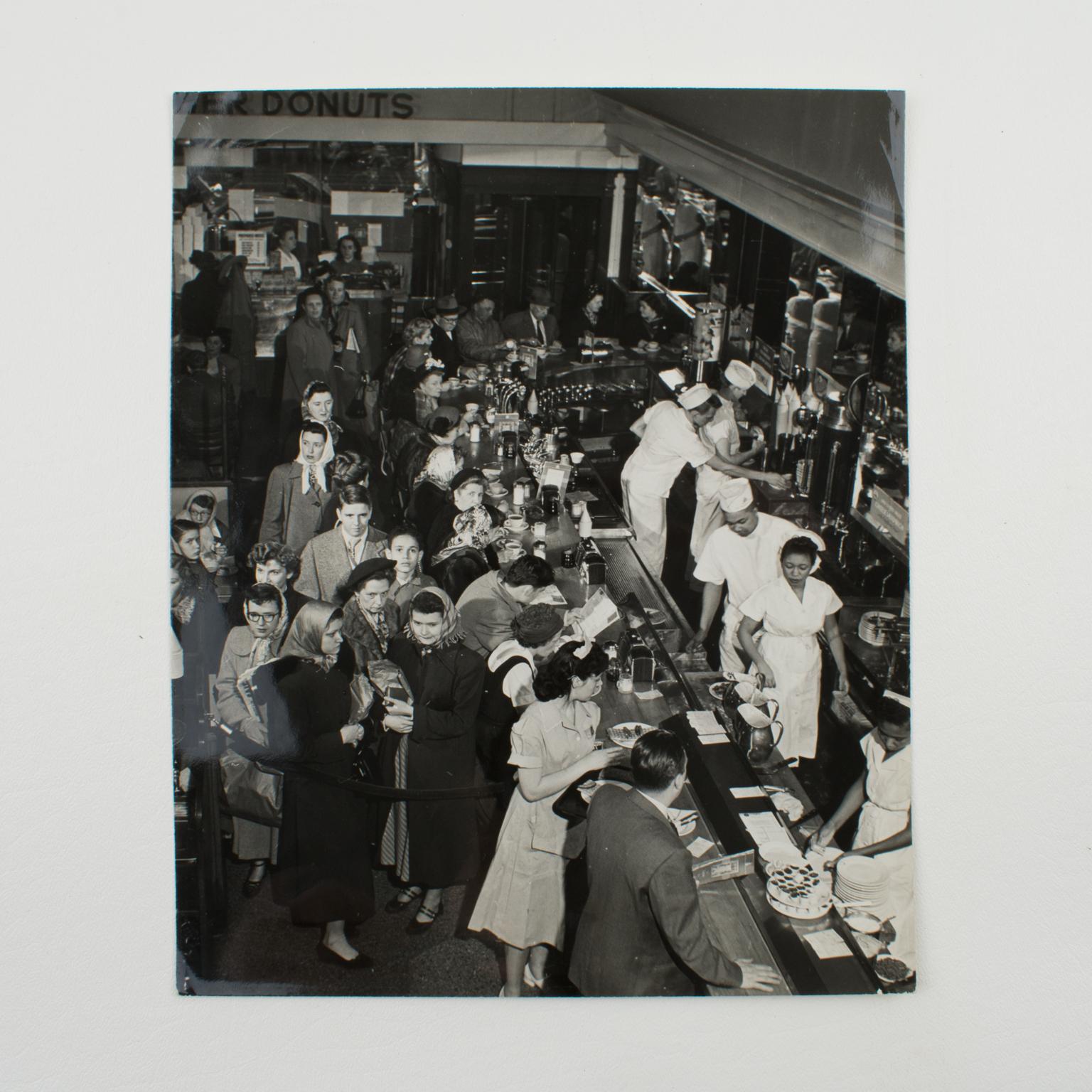 Silber-Gelatine-Schwarz-Weiß-Fotografie „A busy Diner in New York“, 1950 (Moderne), Photograph, von Press Agency Atlantic Press