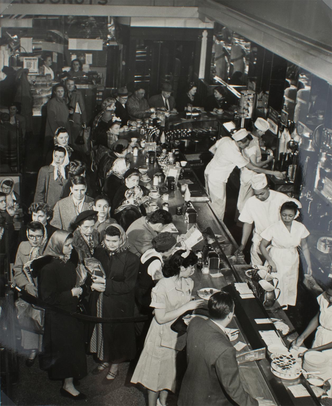 Press Agency Atlantic Press Black and White Photograph – Silber-Gelatine-Schwarz-Weiß-Fotografie „A busy Diner in New York“, 1950