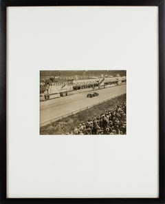Race à la voiture en France, années 1920 - Photographie encadrée à la gélatine argentique en noir et blanc