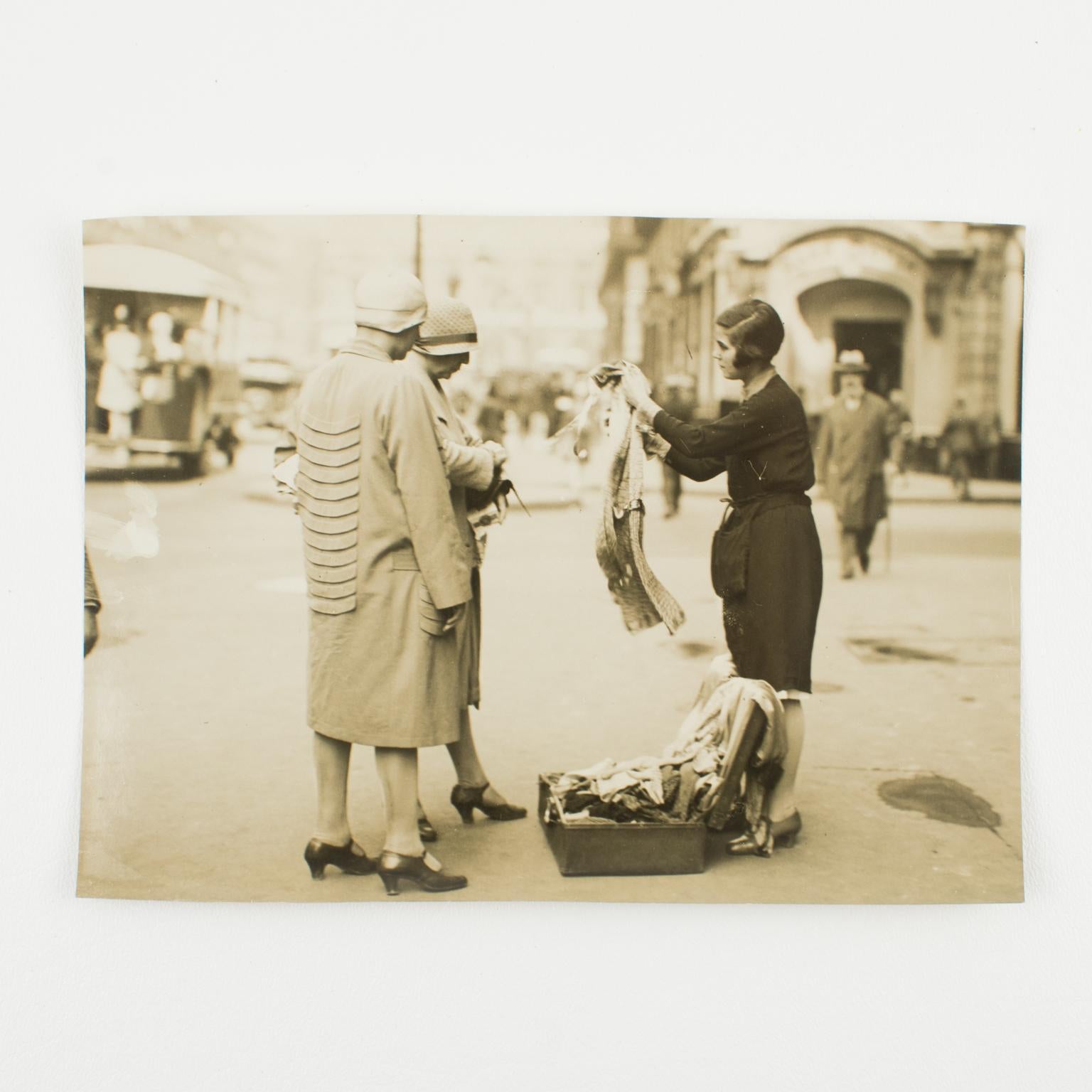 Paris während der Großen Depression um 1930, Silbergelatine B und W Fotografie im Angebot 5